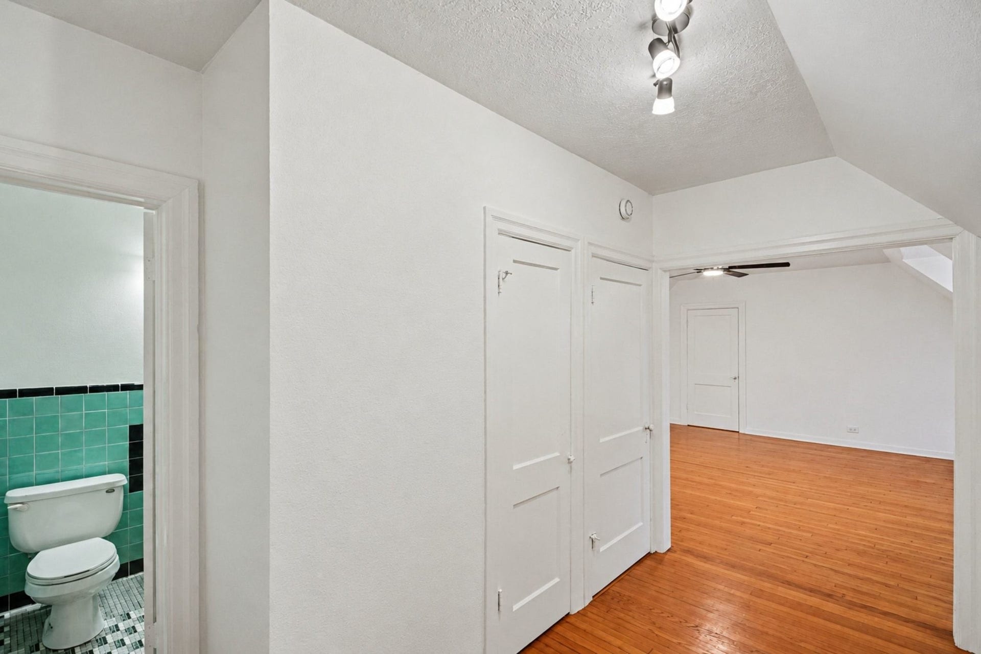 4408 Yoakum Boulevard, #4, Houston, TX 77006 Upstairs second primary suite has a large hallway leading to the en suite full bath.