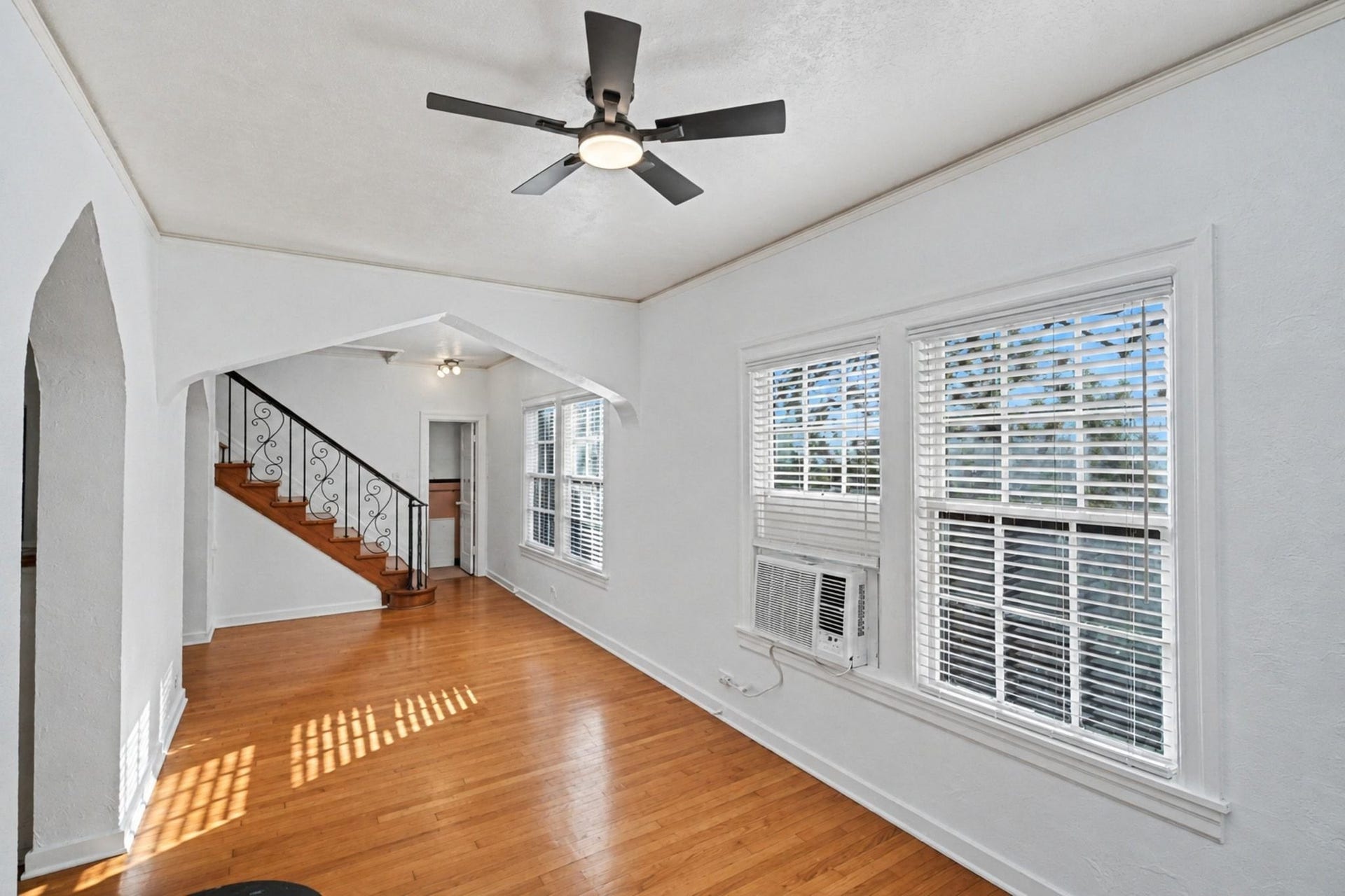 4408 Yoakum Boulevard, #4, Houston, TX 77006 Dining is just off the kitchen on the main floor.