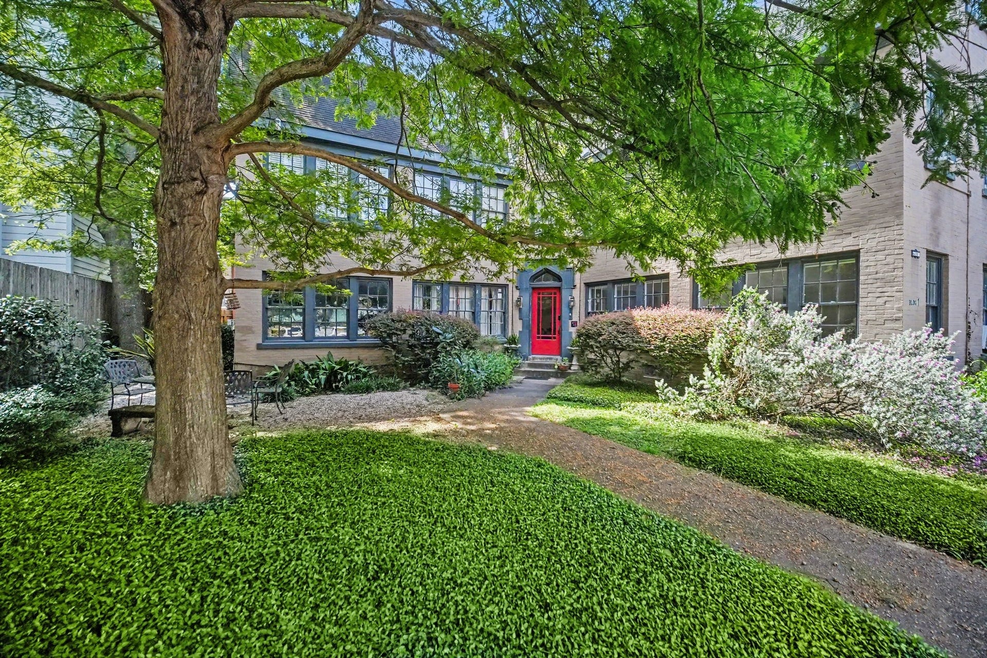 4408 Yoakum Boulevard, #4, Houston, TX 77006 Manicured grounds and a Montrose location that can't be beat.