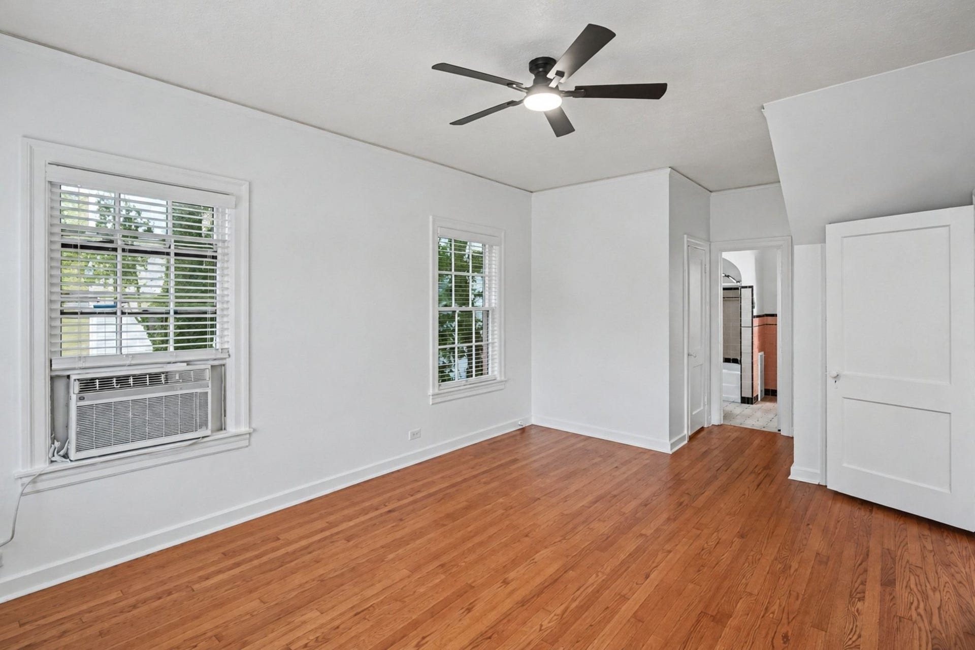 4408 Yoakum Boulevard, #4, Houston, TX 77006 The first primary suite is just off the living room and features two closets.