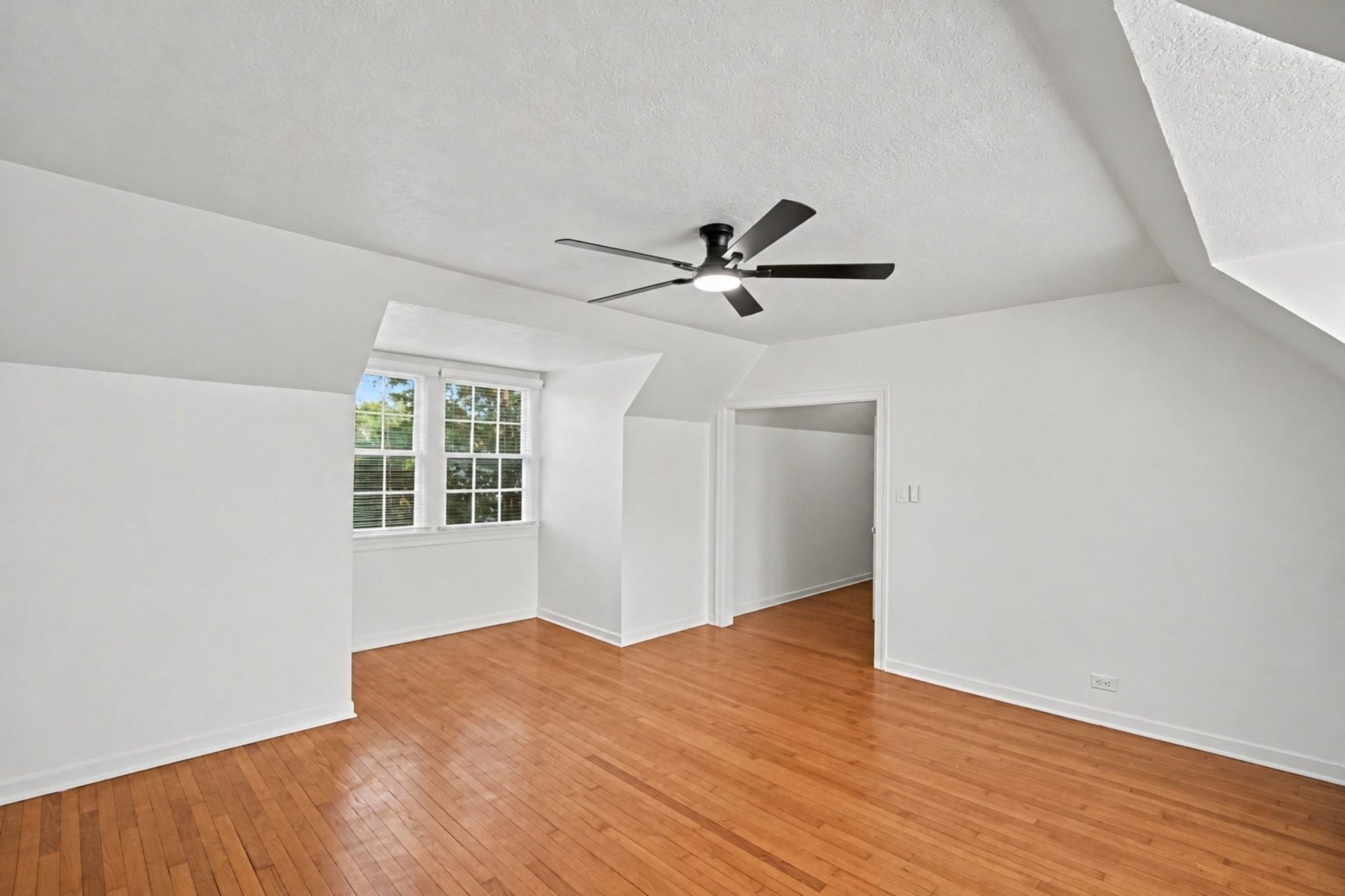 4408 Yoakum Boulevard, #4, Houston, TX 77006 Upstairs second primary suite.