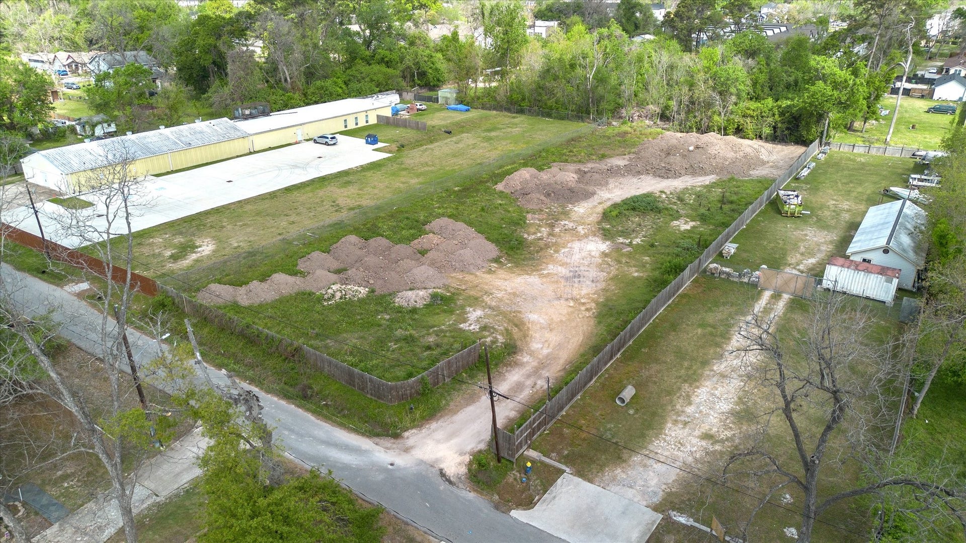 772 Davidson Street, Houston, TX 77091 Discover the perfect canvas for your dream home on this ready-to-build lot, surrounded by lush greenery and conveniently located in a thriving community.