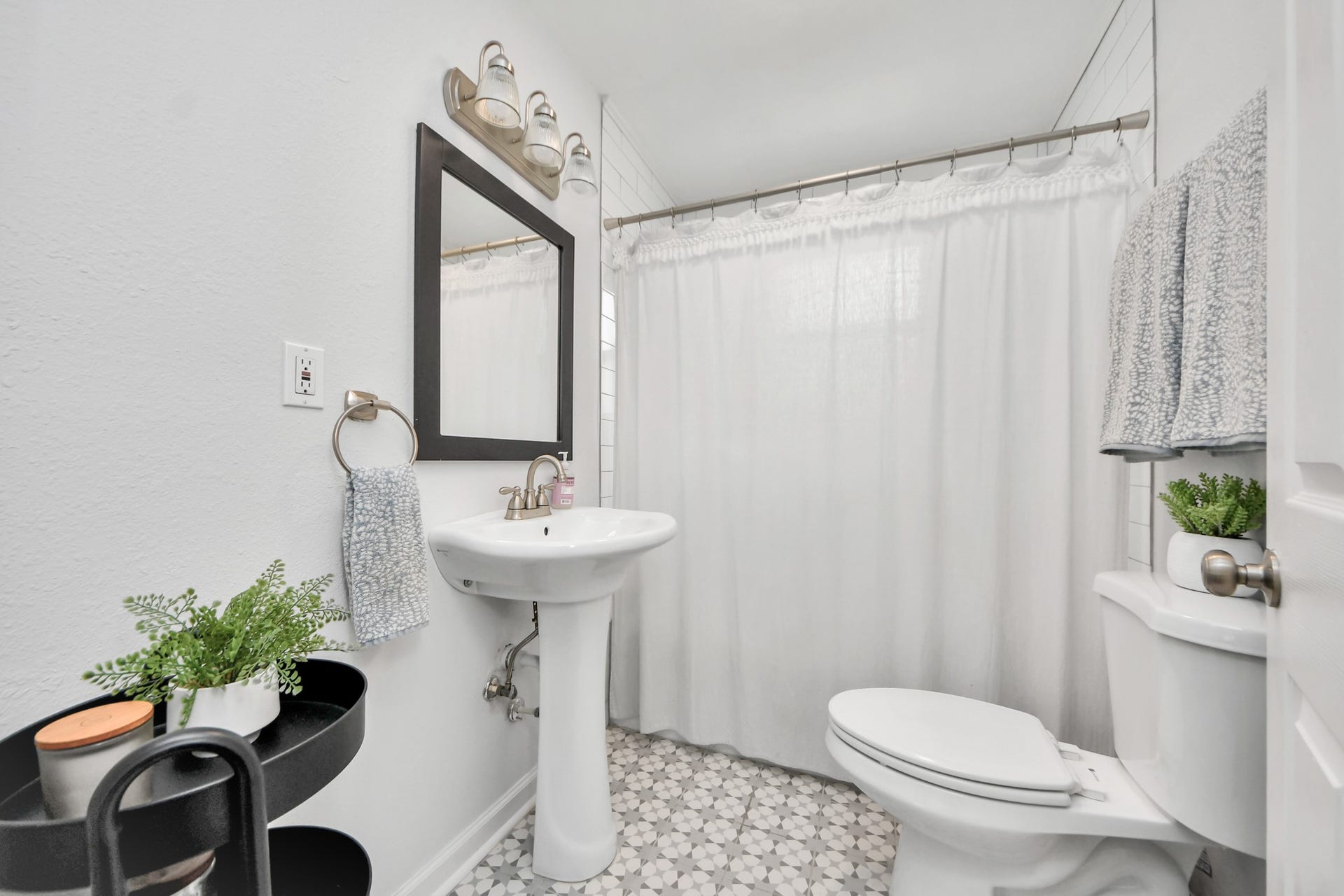 The secondary bathroom offers a comfortable and functional space, thoughtfully suited for everyday living and visiting guests.