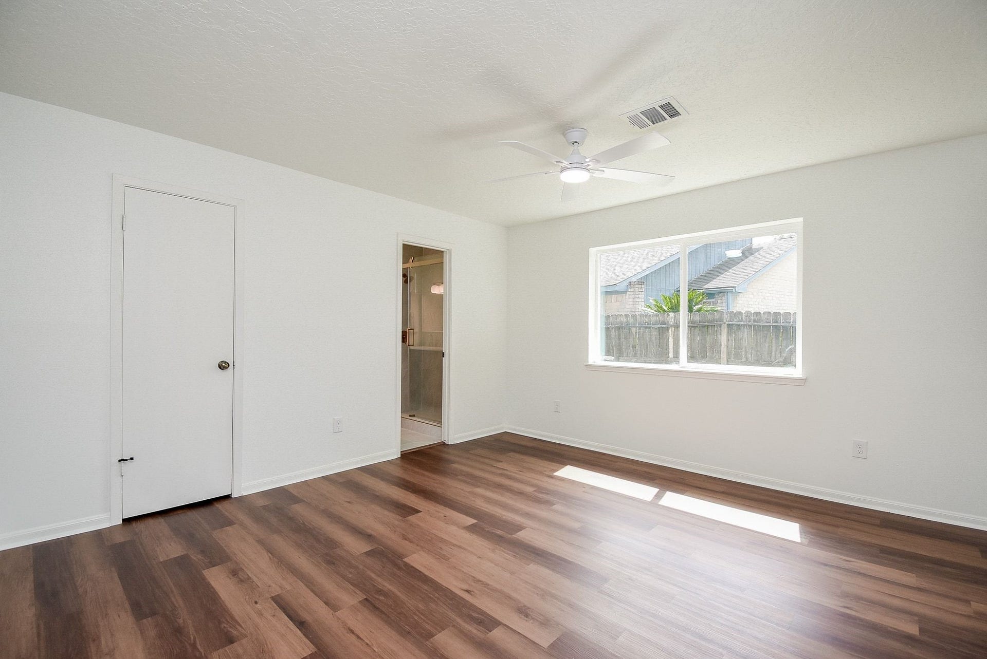 3303 Hilton Head Court, Missouri City, TX 77459 Nice walk in closet and access to your ensuite bath. Light and bright the fresh neutral paint gives you a blank palette to work with.