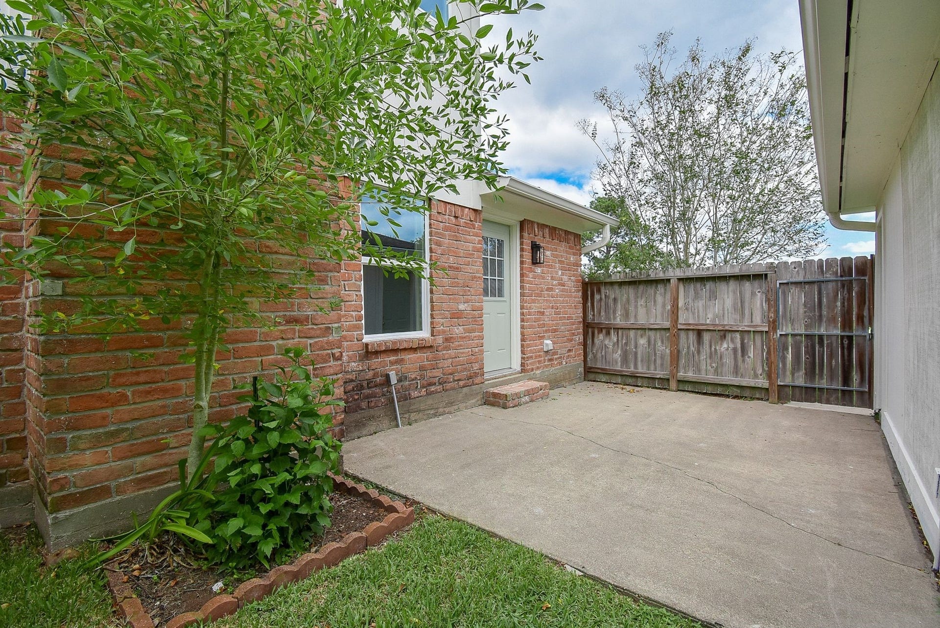 3303 Hilton Head Court, Missouri City, TX 77459 Patio area is a nice spot to put a table for outdoor eating or a great place for little ones to ride their toys.