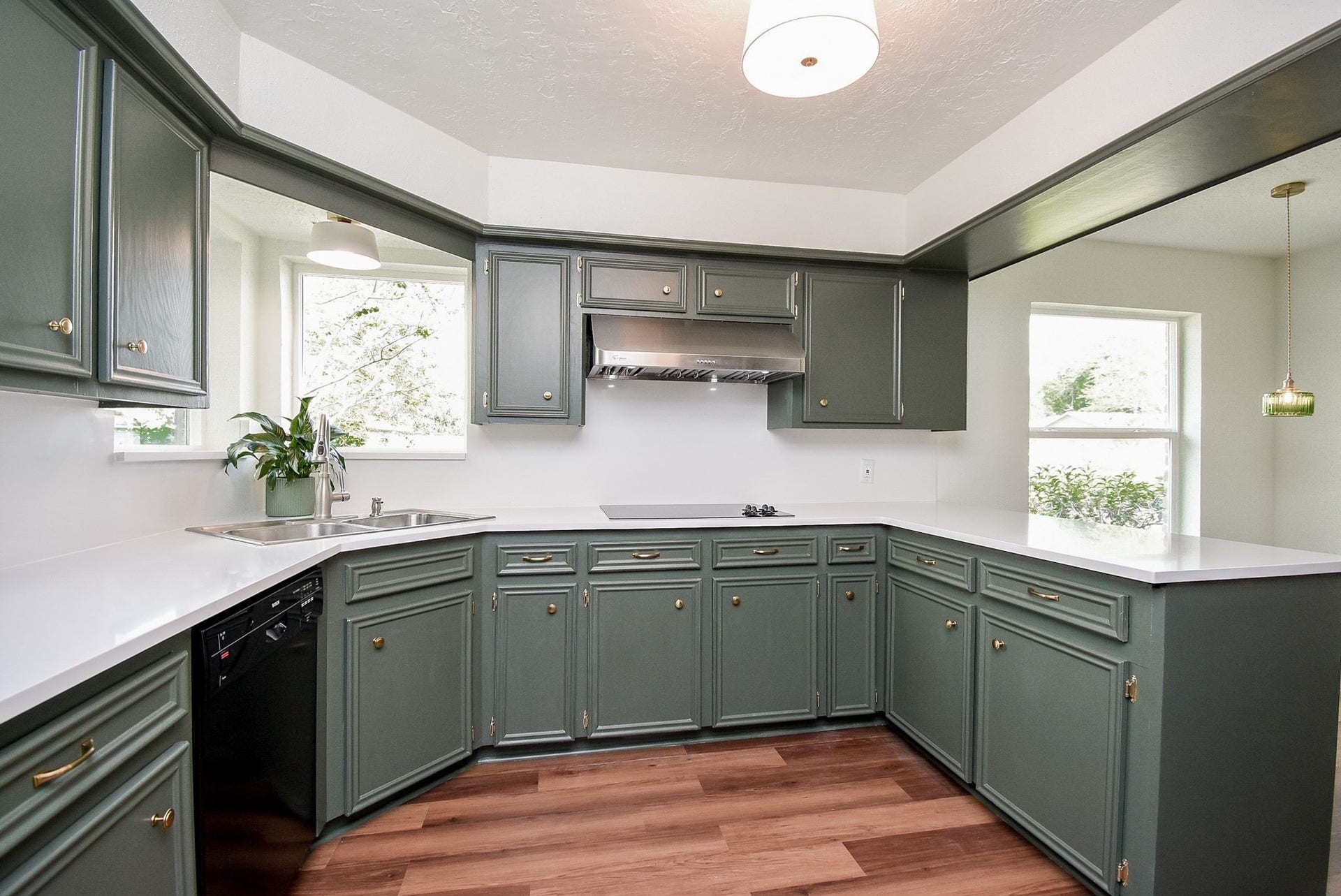 3303 Hilton Head Court, Missouri City, TX 77459 Designer kitchen with corner sink abundant cabinetry, new counters, backsplash and lighting.