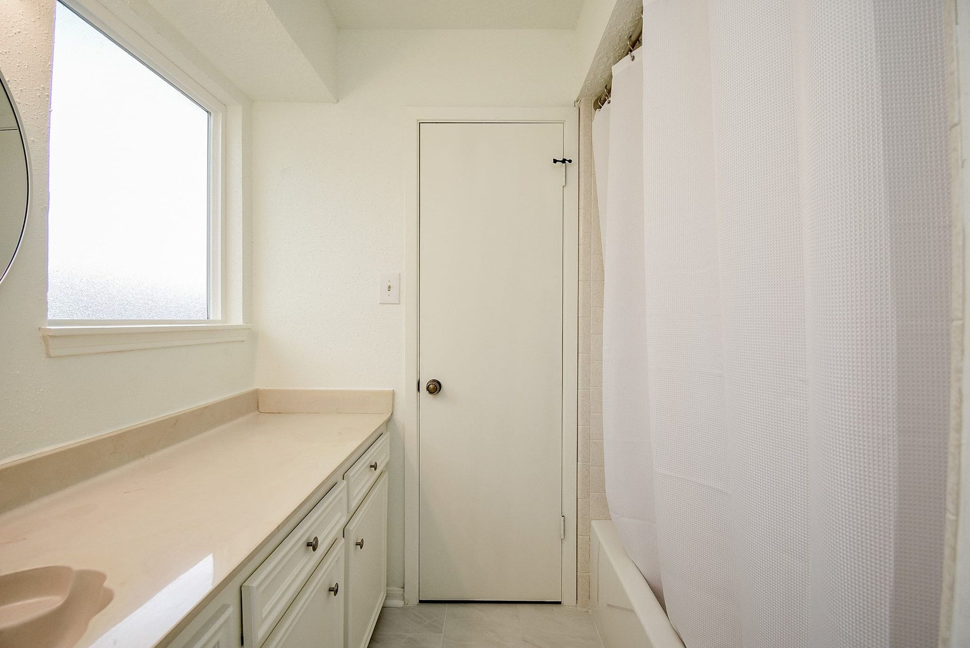 3303 Hilton Head Court, Missouri City, TX 77459 Tub shower combo in upstairs bathroom.