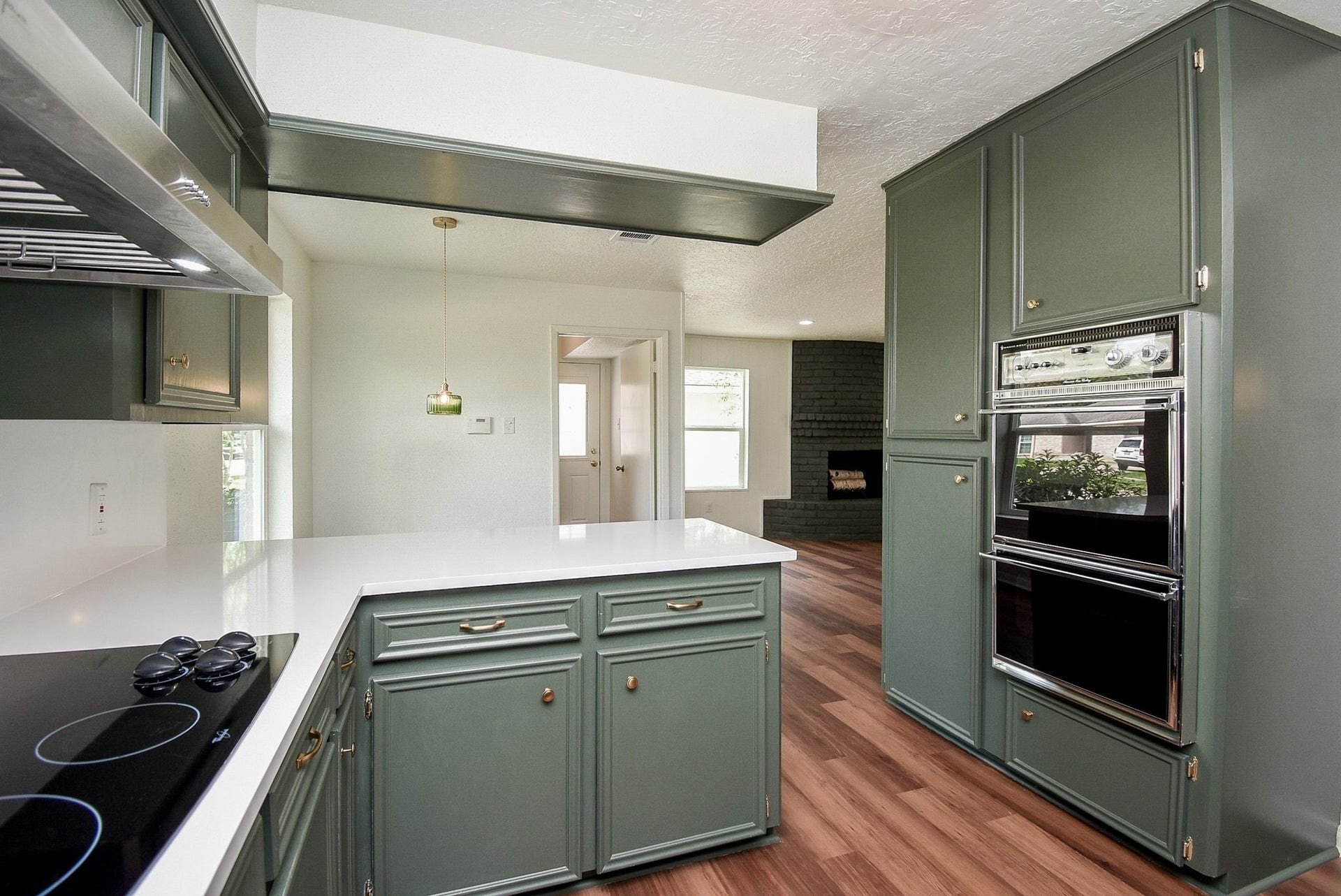 3303 Hilton Head Court, Missouri City, TX 77459 Stylish colors bring a warmth to this kitchen with new counters, backsplash and vent hood. Double ovens are a plus.