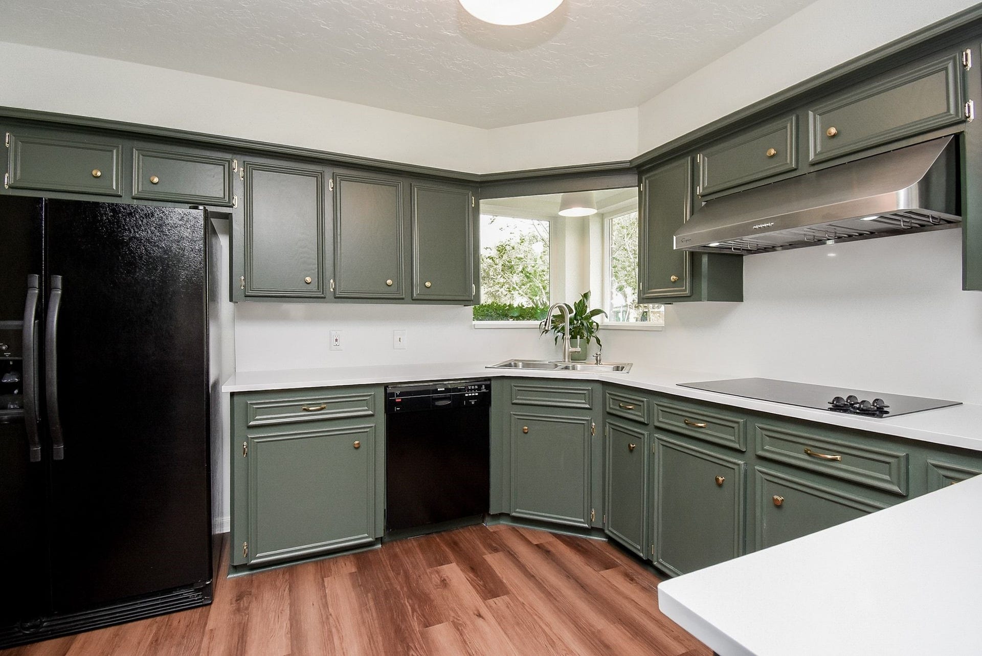 3303 Hilton Head Court, Missouri City, TX 77459 Crisp and clean plus the refrigerator is included.