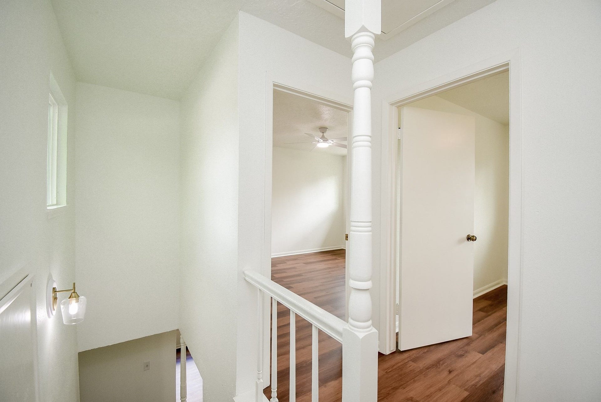 3303 Hilton Head Court, Missouri City, TX 77459 Upstairs landing with open doors to the two secondary bedrooms.