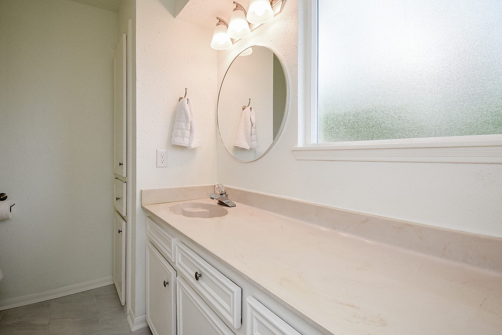 3303 Hilton Head Court, Missouri City, TX 77459 Full bathroom upstairs with nice counterspace. Linen closet is a plus. New mirror and lighting. Frosted glass lets light in to this spacious bathroom.