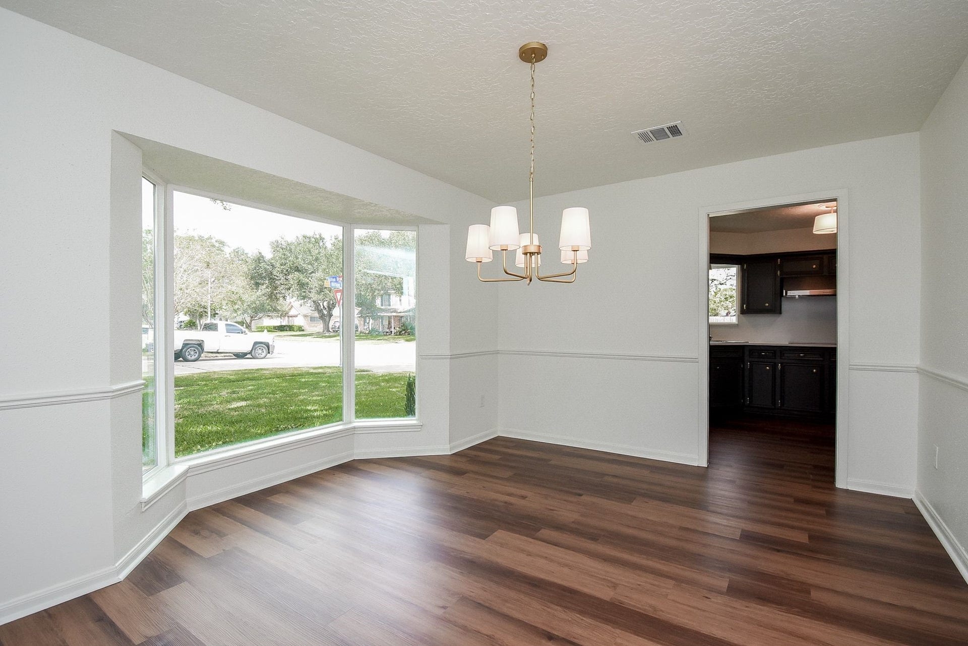 3303 Hilton Head Court, Missouri City, TX 77459 The formal dining room has a beautiful bay window and PVC waterproof flooring which is found throughout the home.