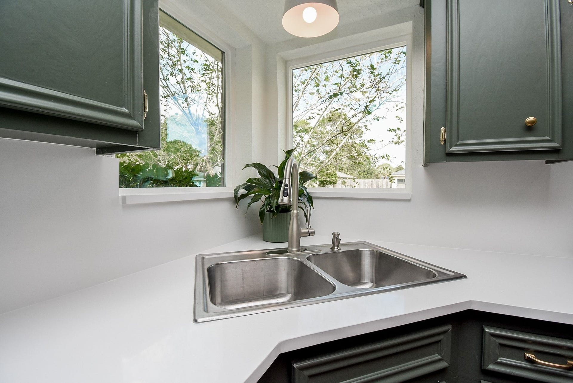 3303 Hilton Head Court, Missouri City, TX 77459 Who doesn't love a sink with a window view. Double sink and updated lighting.