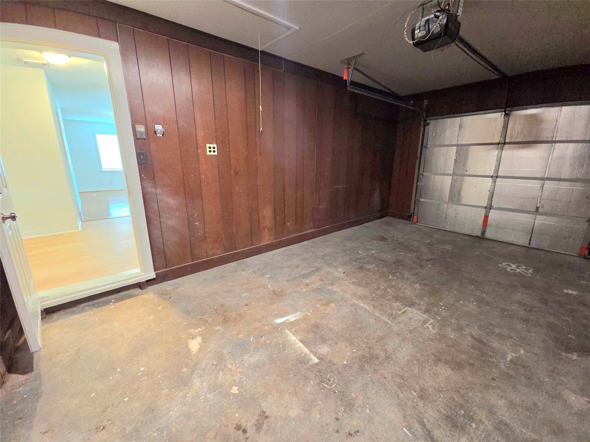 8610 Greiner Drive, Houston, TX 77080 Attached garage