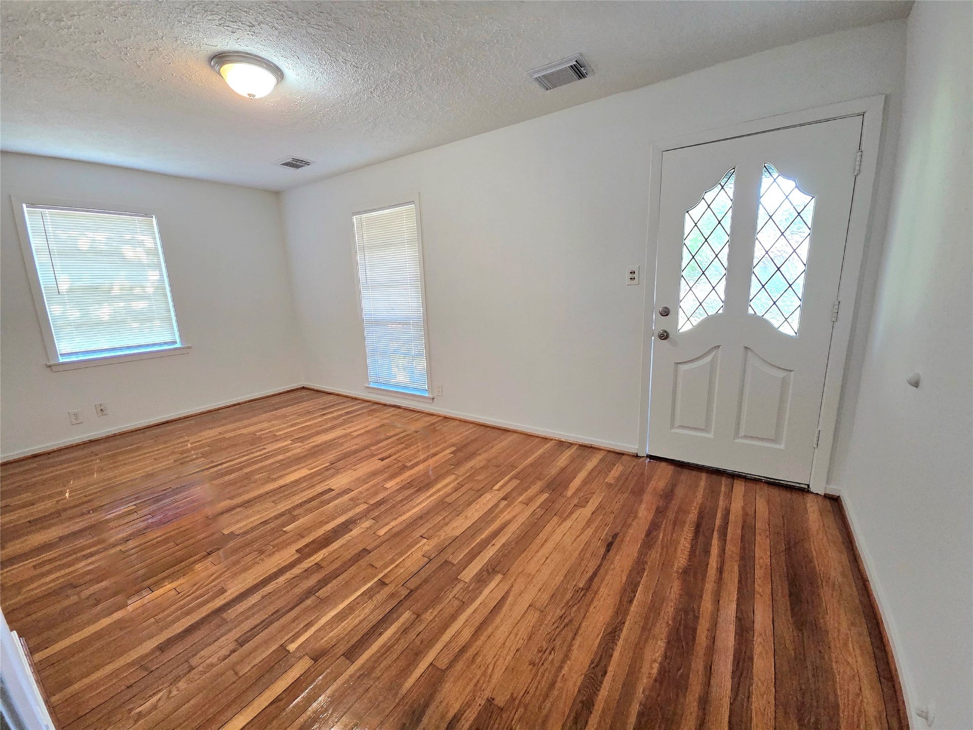 8610 Greiner Drive, Houston, TX 77080 Lots of natural lighting