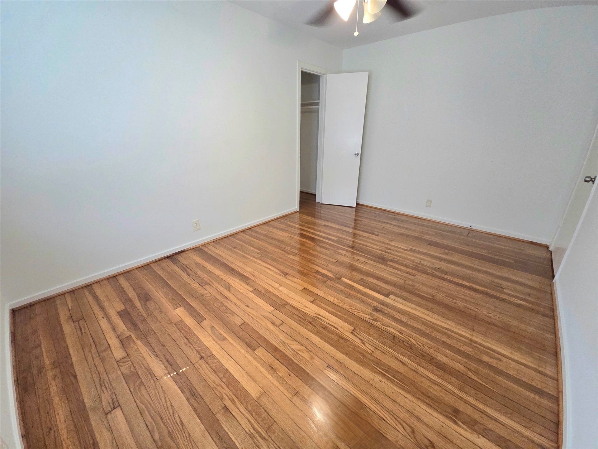 8610 Greiner Drive, Houston, TX 77080 Primary bed with ceiling fan
