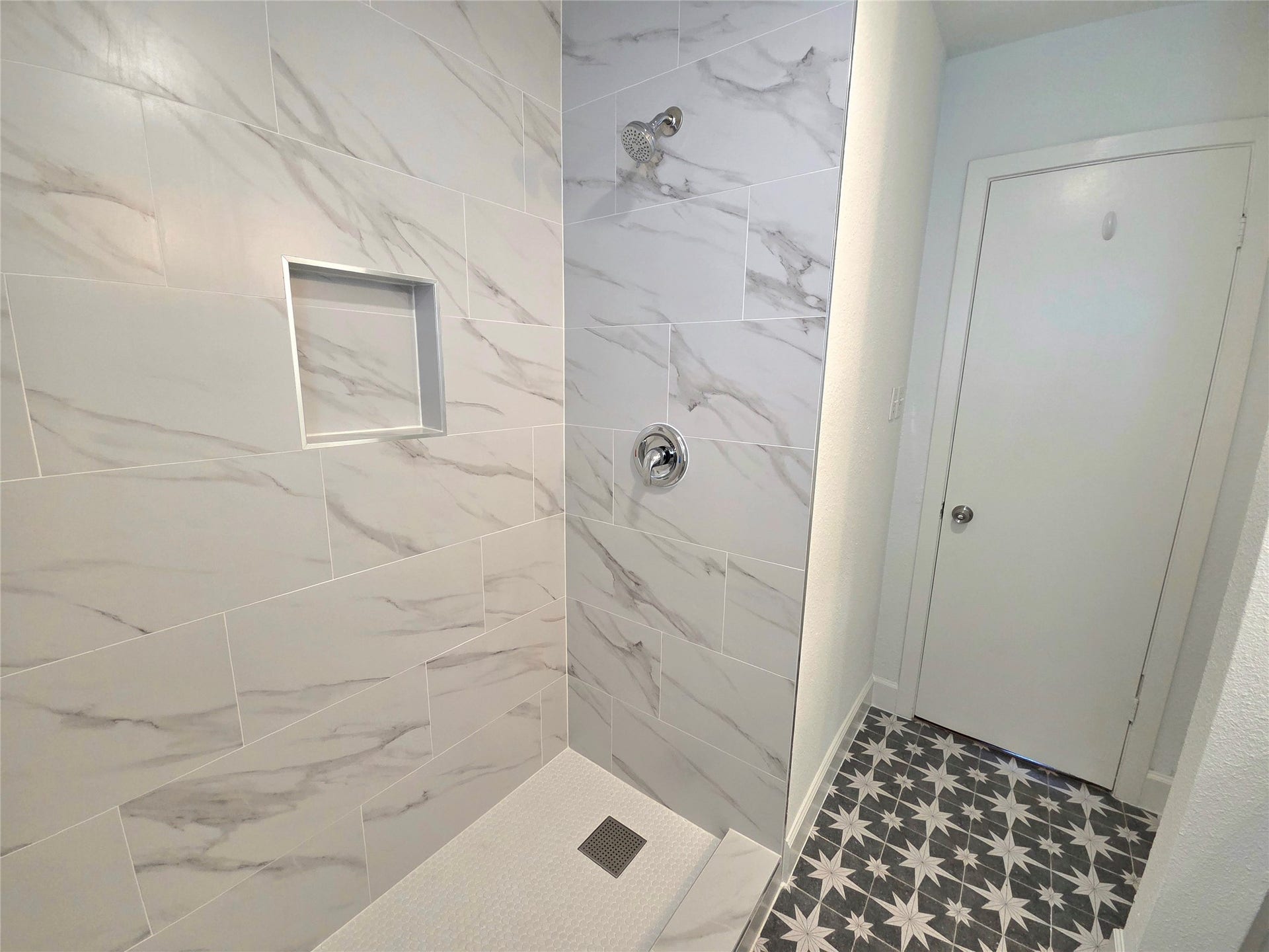 8610 Greiner Drive, Houston, TX 77080 Easy access to the shower