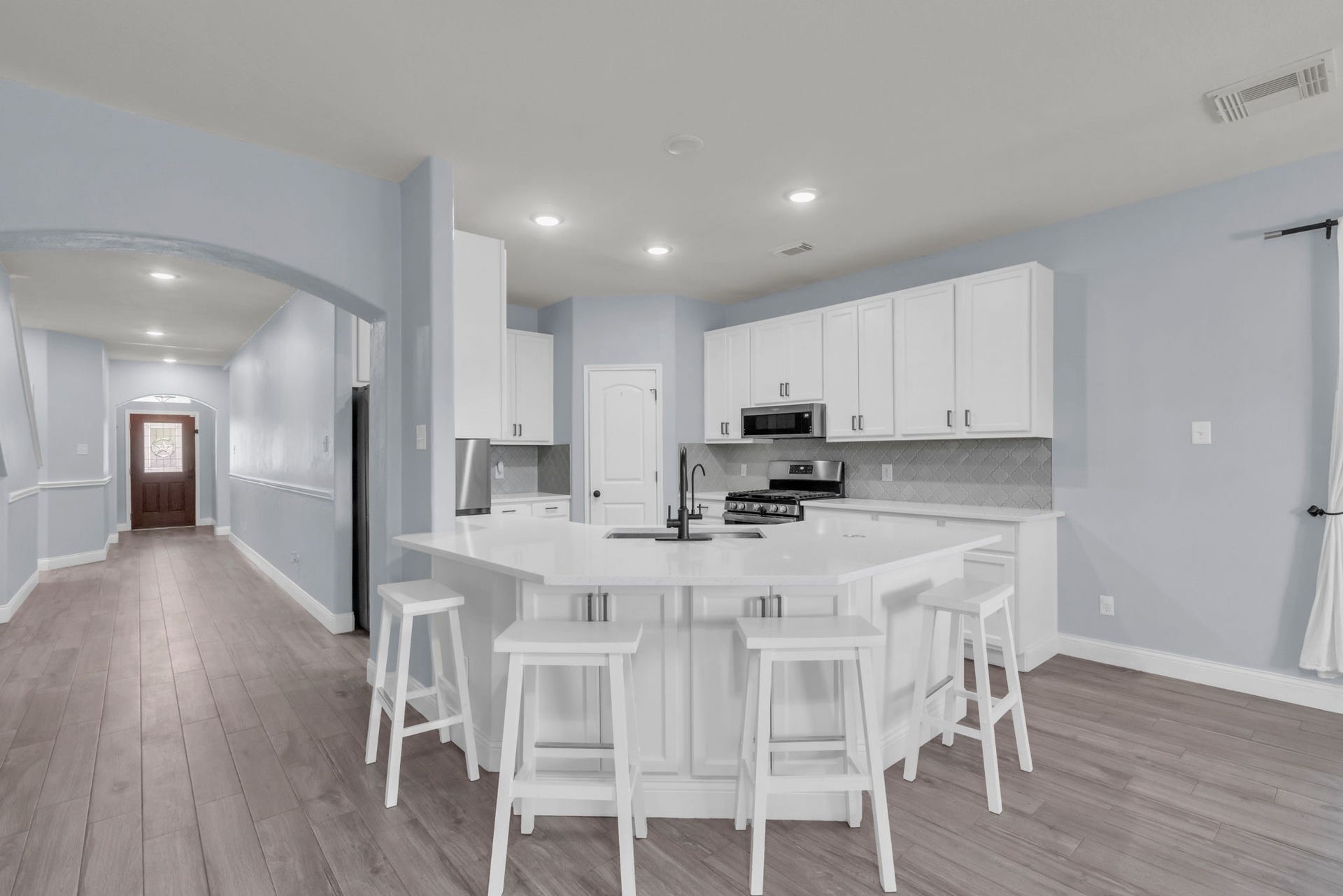 Full view of this striking kitchen!