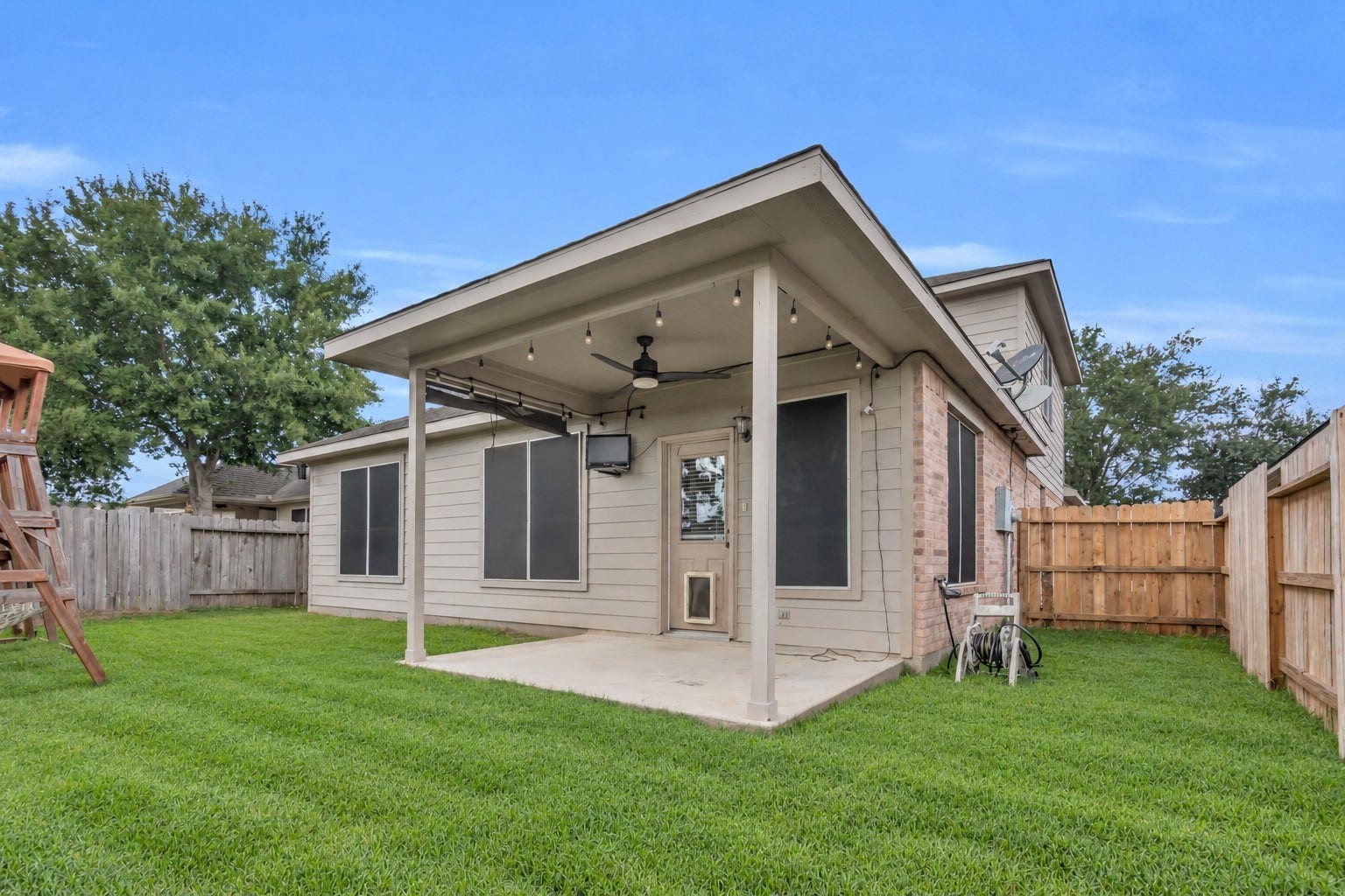 Full view of this backyard with plenty of green space.