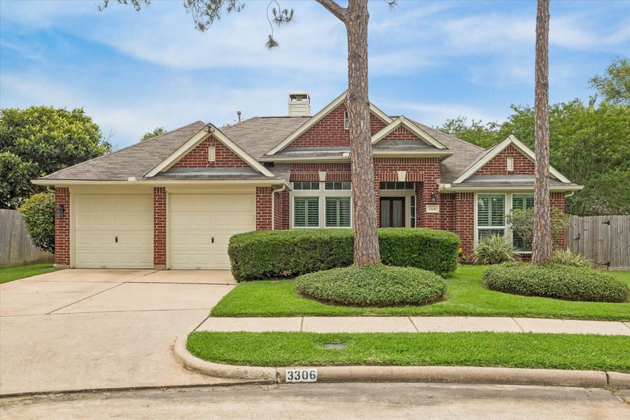 Property photo for 3306 Stonehurst Court, Pearland, TX