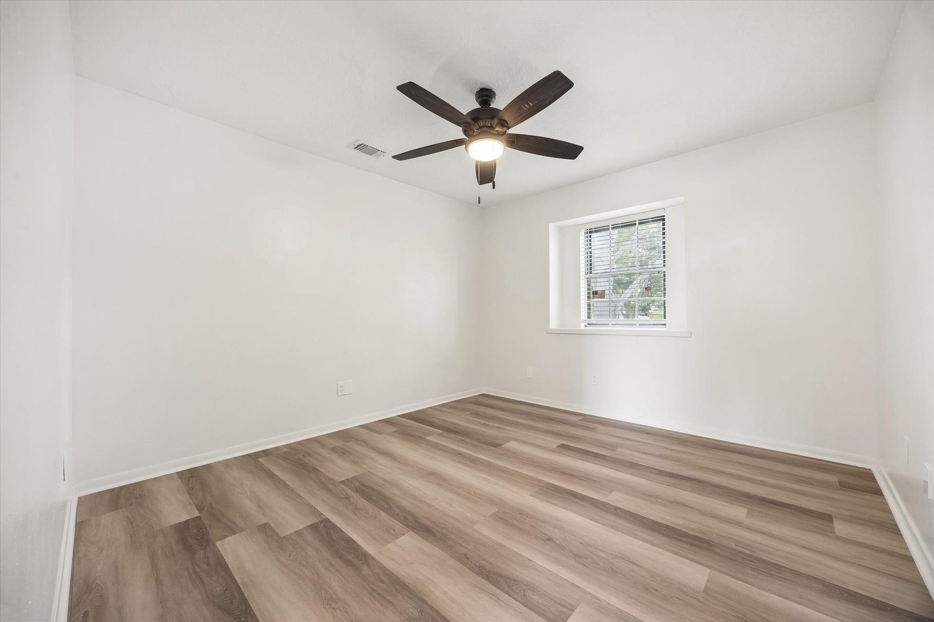 Second upstairs bedroom