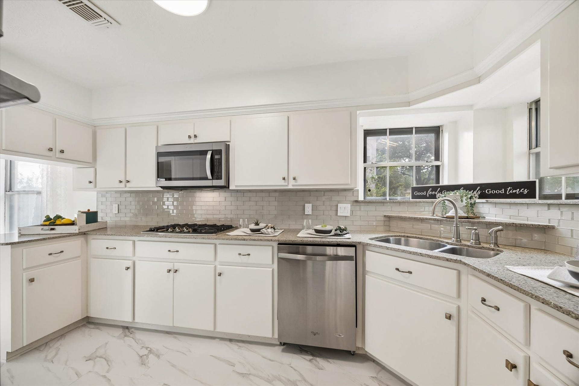 Functional layout of the kitchen makes cooking a breeze. Not pictured is the double oven right across the dishwasher