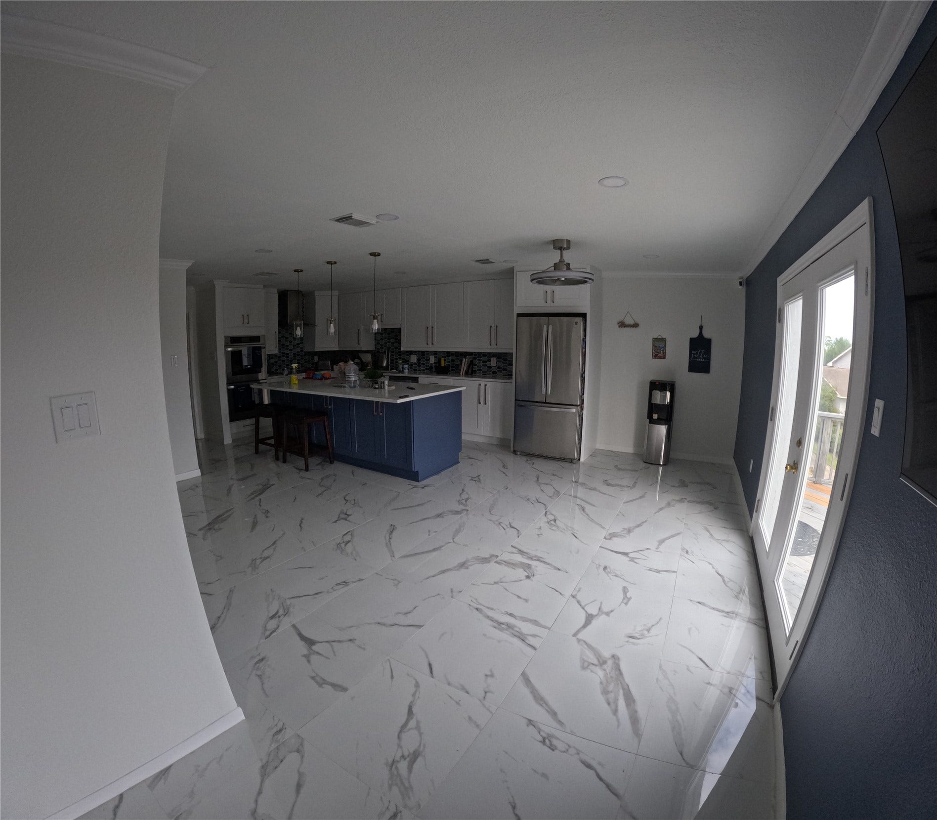 15 Harbour Drive, Nassau Bay, TX 77058 The entire floor is covered in white marble.