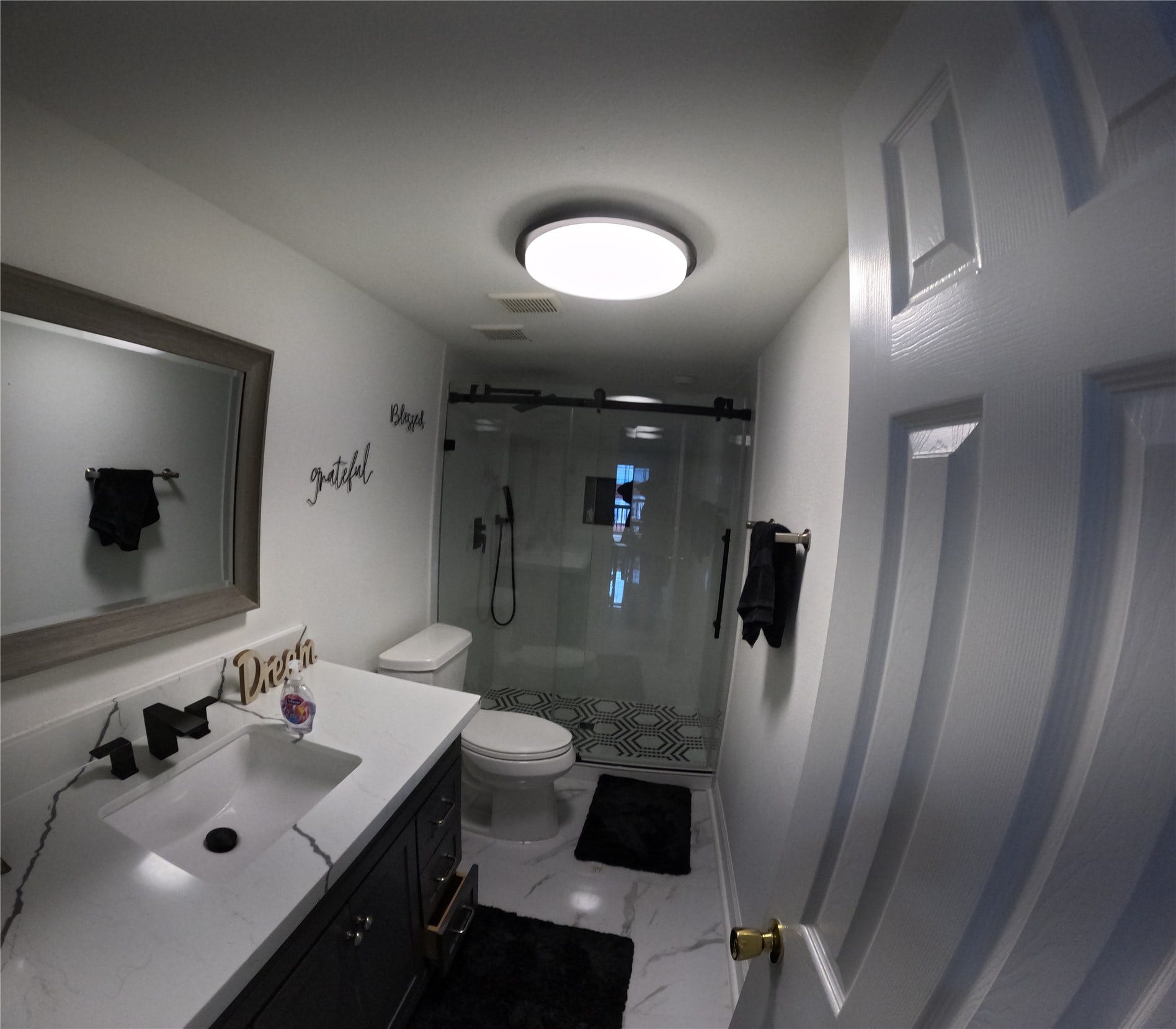 15 Harbour Drive, Nassau Bay, TX 77058 Complete bathroom on the second floor