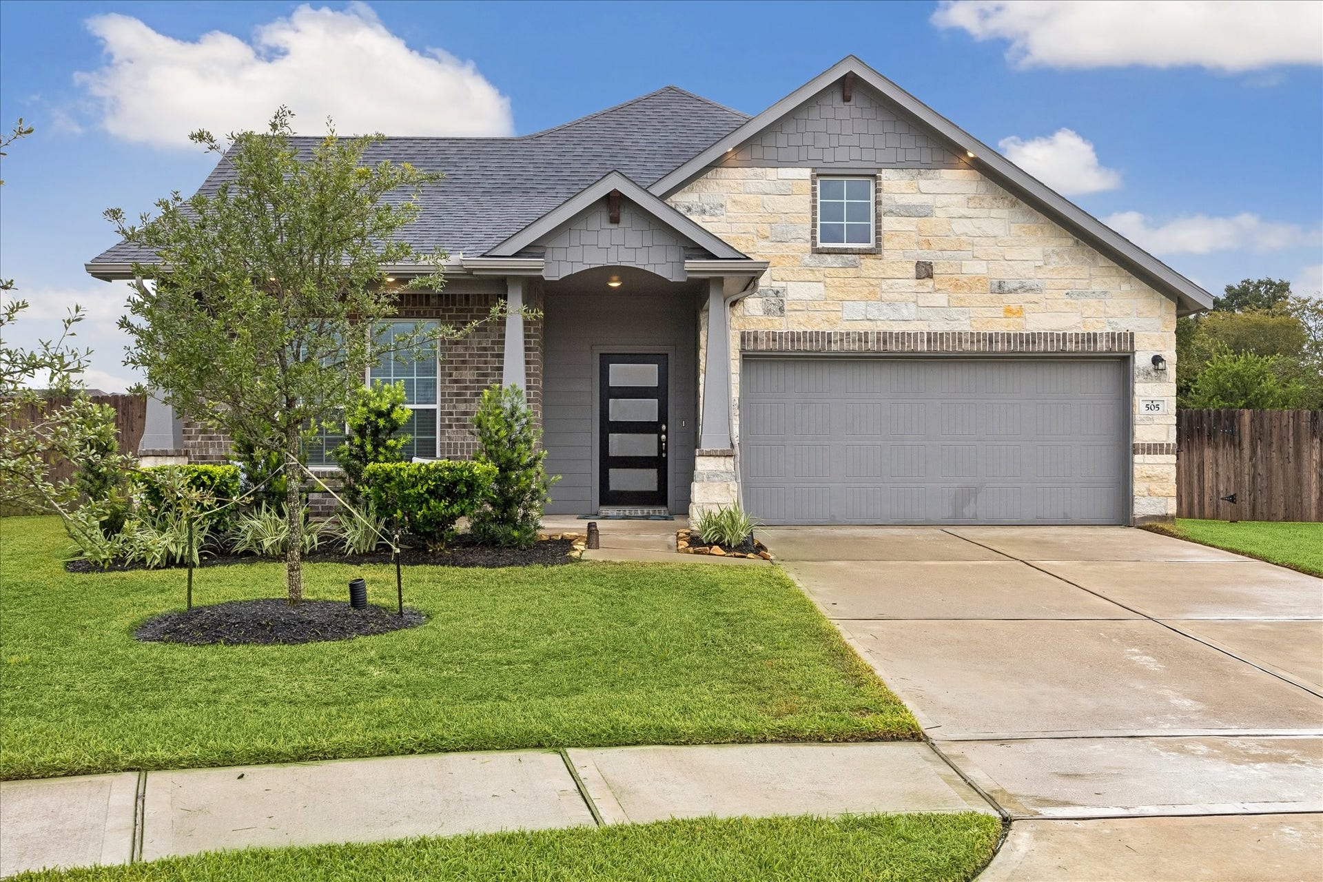 505 Zinfandel Court, Alvin, TX 77511 Welcome to 505 Zinfandel Drive.