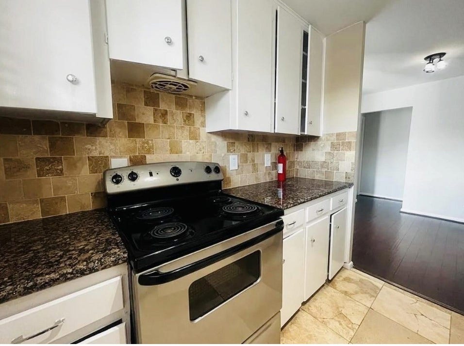 Electric oven and granite counters