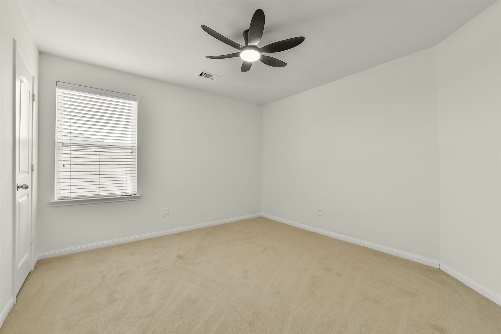 2921 Seacrest Lane, La Marque, TX 77568 Well-sized secondary bedrooms with fresh paint and new carpet.