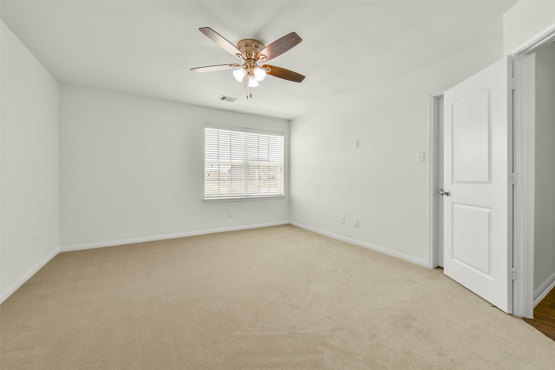 2921 Seacrest Lane, La Marque, TX 77568 Generous primary suite with comfortable layout and ample natural light.