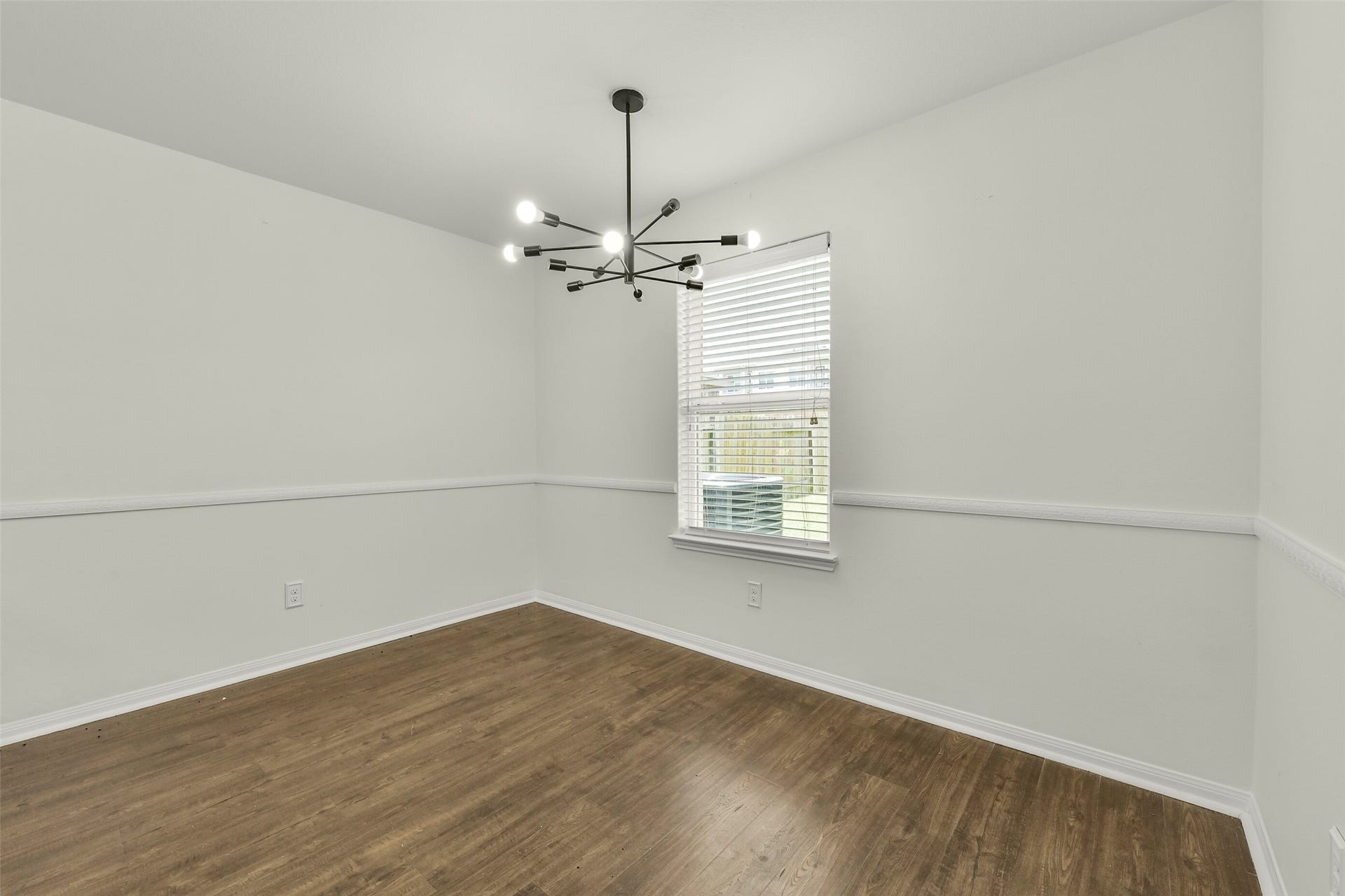 2921 Seacrest Lane, La Marque, TX 77568 Spacious dining area perfect for family meals and entertaining.