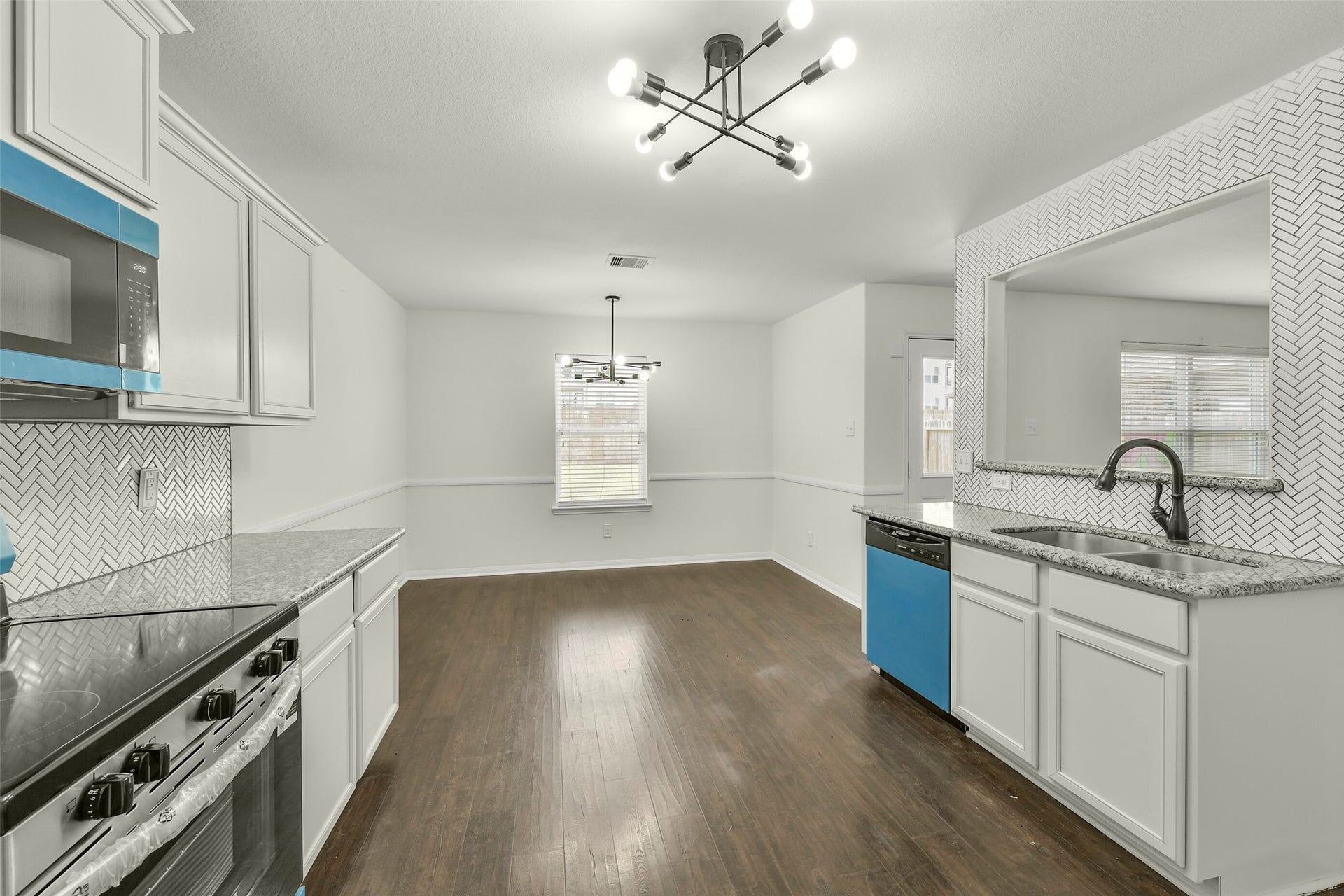 2921 Seacrest Lane, La Marque, TX 77568 Modern kitchen with granite countertops, custom cabinetry, and updated appliances.