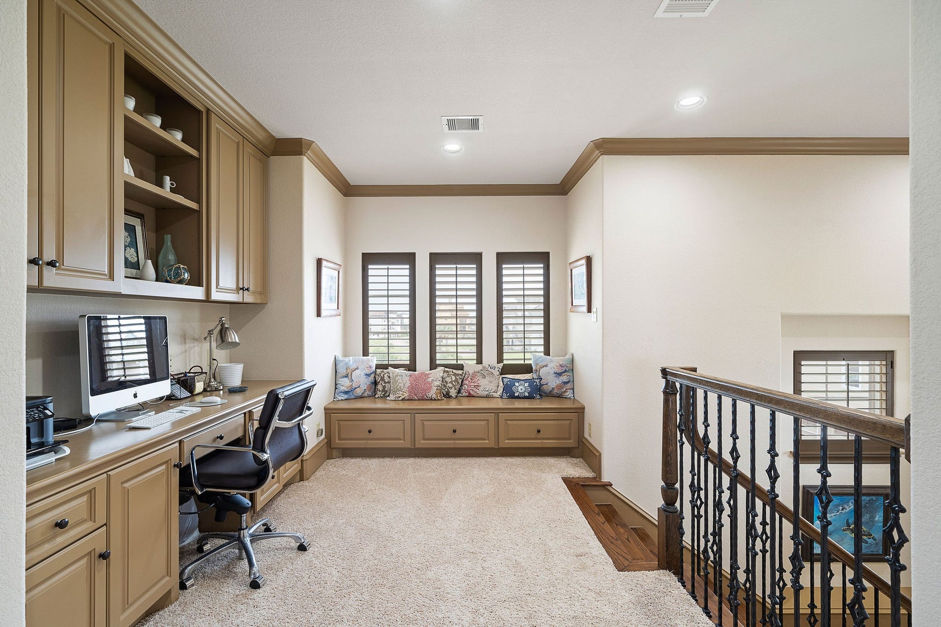 21 Loggerhead, Hitchcock, TX 77563 A cozy bench seating area adjacent to the open study provides a perfect spot for reading or relaxing in a quiet corner