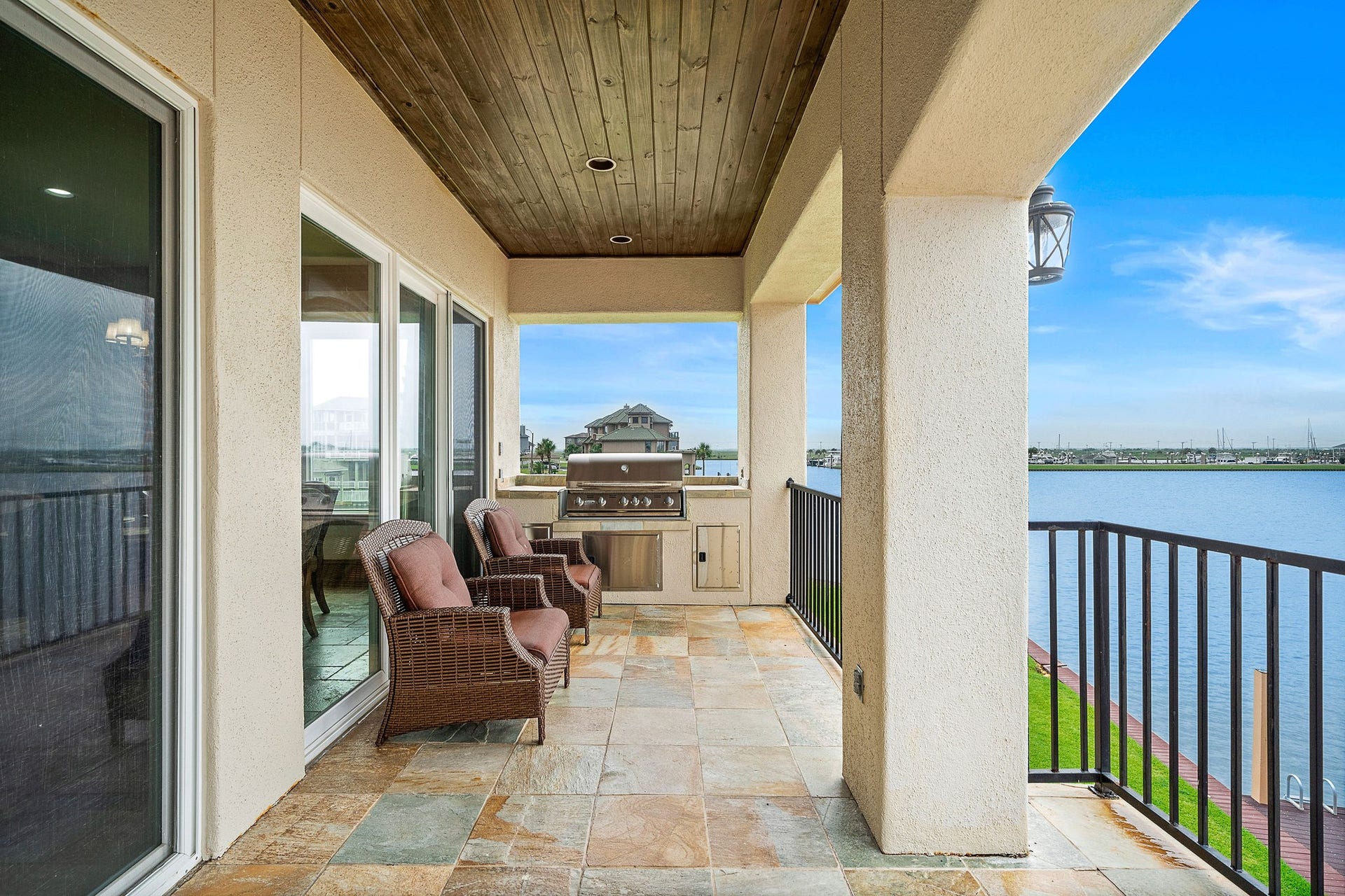 21 Loggerhead, Hitchcock, TX 77563 Located just off the kitchen, this covered terrace features a seamlessly connected outdoor grillperfect for effortless entertaining and al fresco dining
