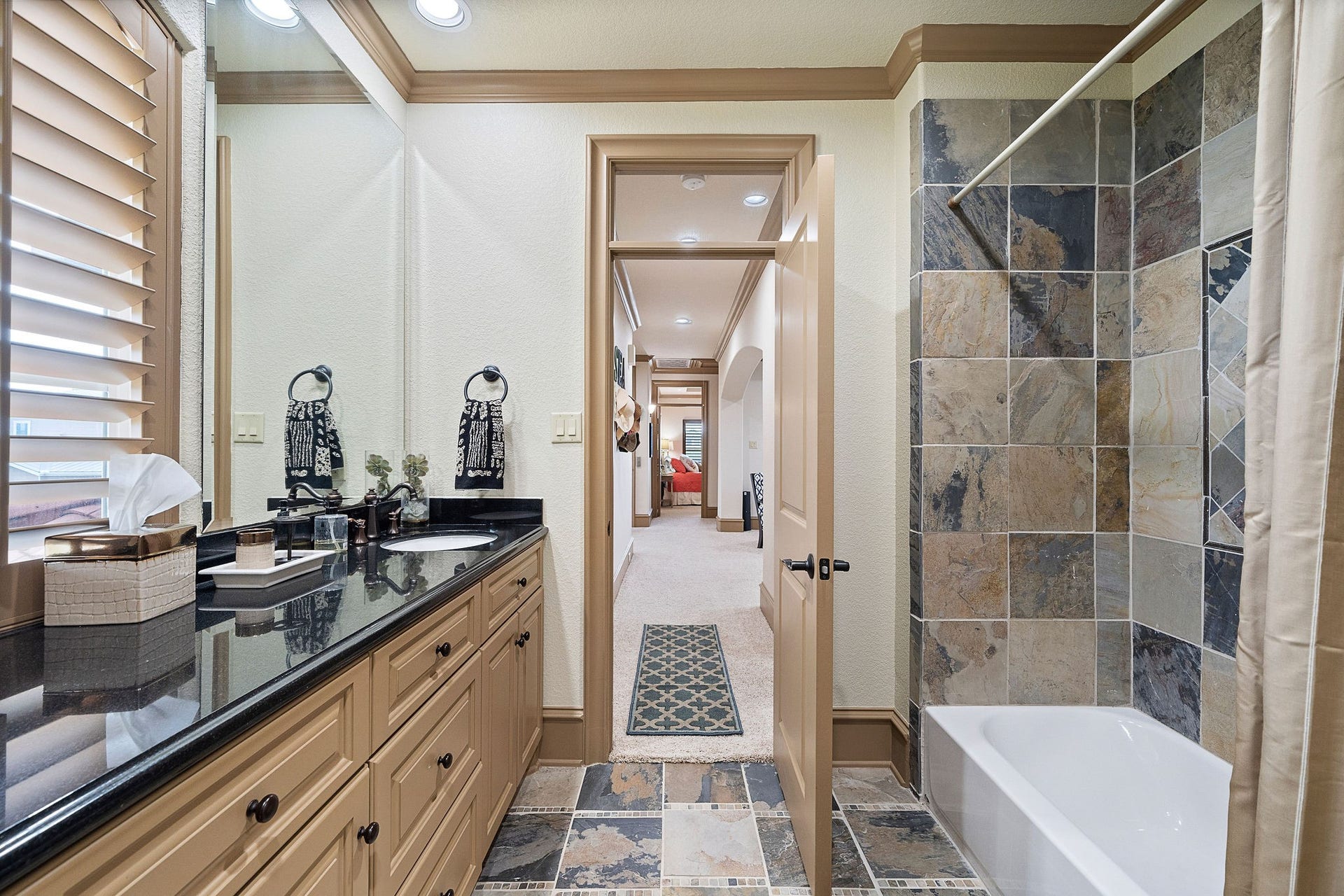 21 Loggerhead, Hitchcock, TX 77563 3rd Bathroom