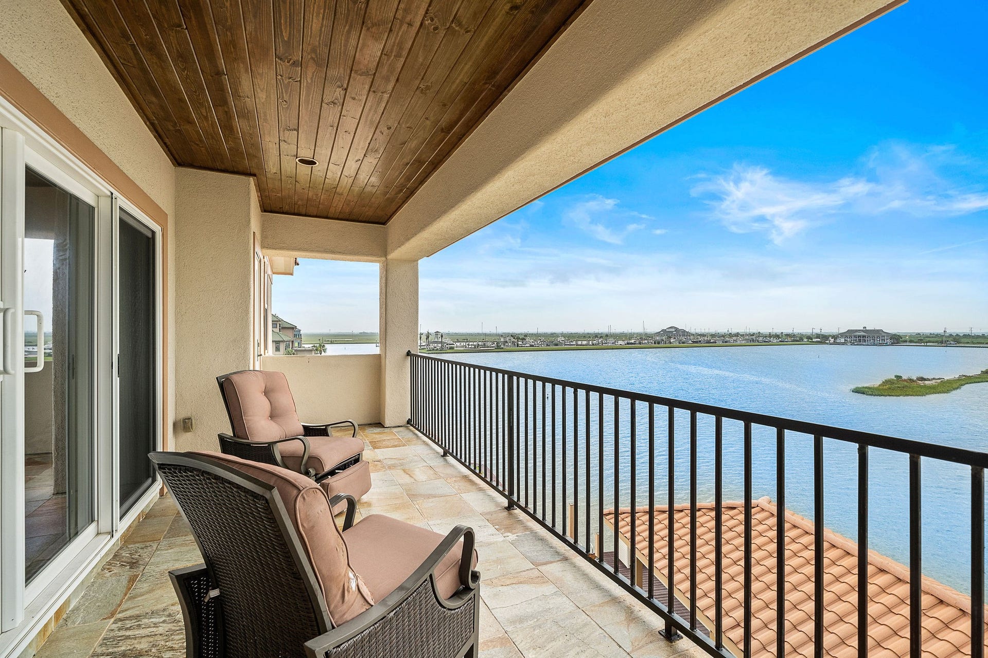 21 Loggerhead, Hitchcock, TX 77563 The third-level terrace, accessible from the game/media room, provides a peaceful retreat with panoramic waterfront views