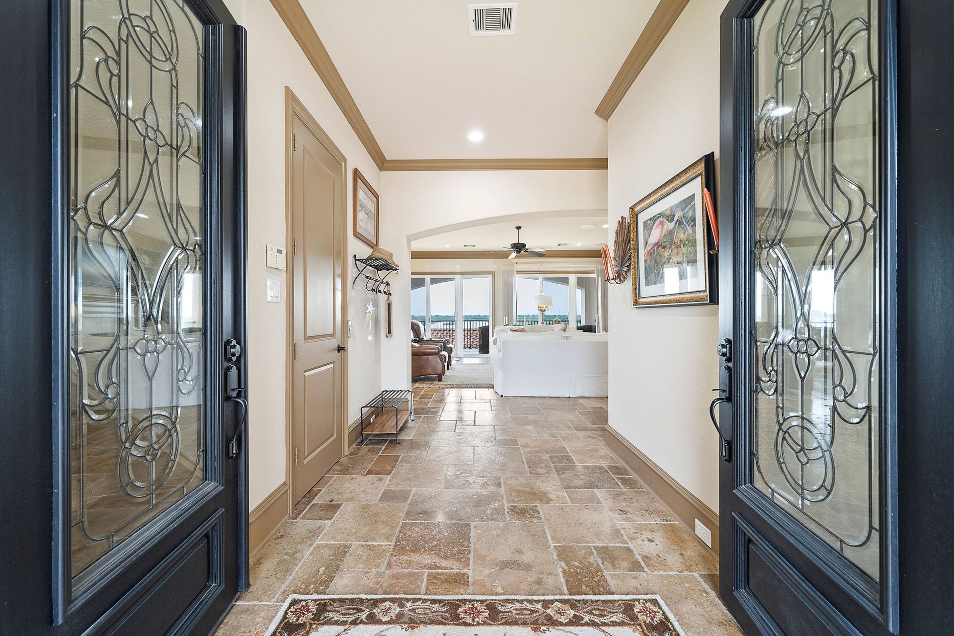21 Loggerhead, Hitchcock, TX 77563 Stunning leaded glass front doors welcome you into a spacious and airy entryway
