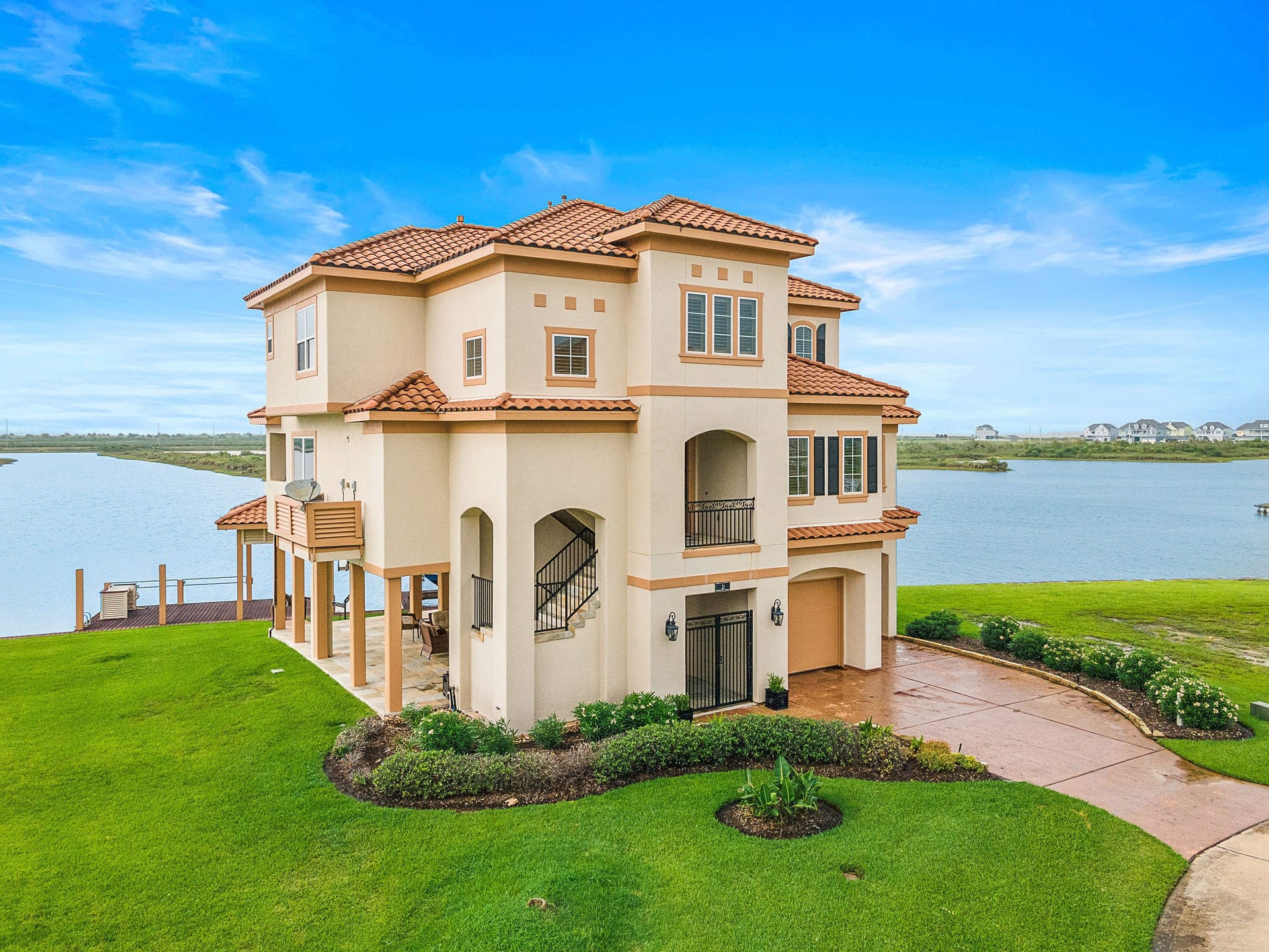 21 Loggerhead, Hitchcock, TX 77563 This exceptional property offers endless possibilities for outdoor enjoymentdesign your dream pool, a private putting green, a sand volleyball court, or create the ultimate backyard retreat. With breathtaking views!