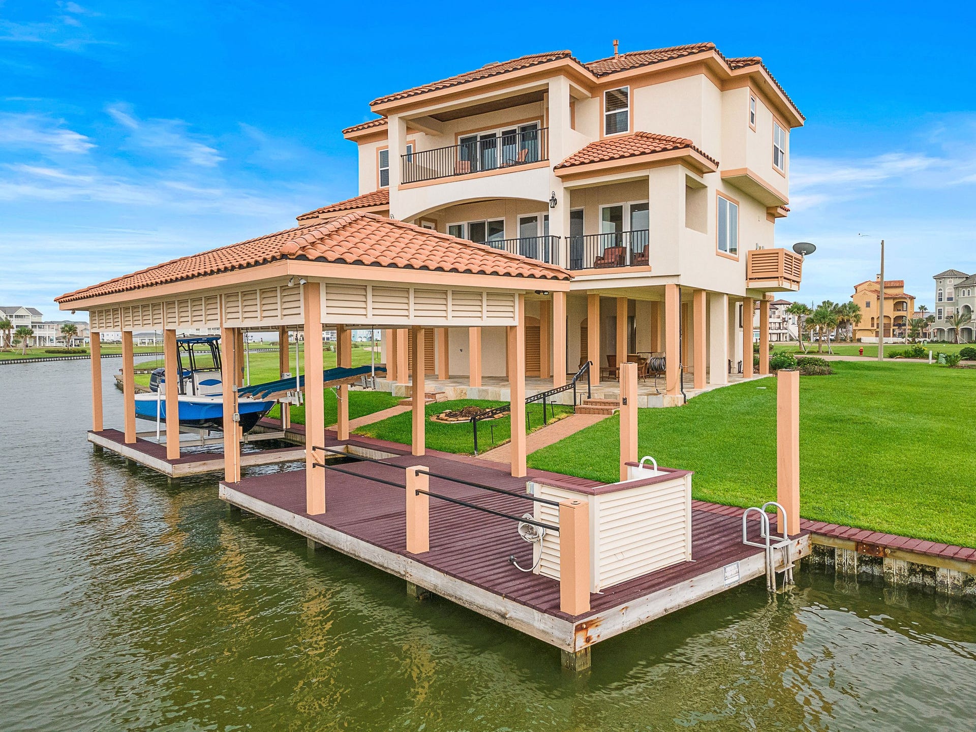 21 Loggerhead, Hitchcock, TX 77563 The beautifully manicured lawn, open dock area, and seamless indoor-outdoor living design make this home a rare gem in a premium waterfront setting