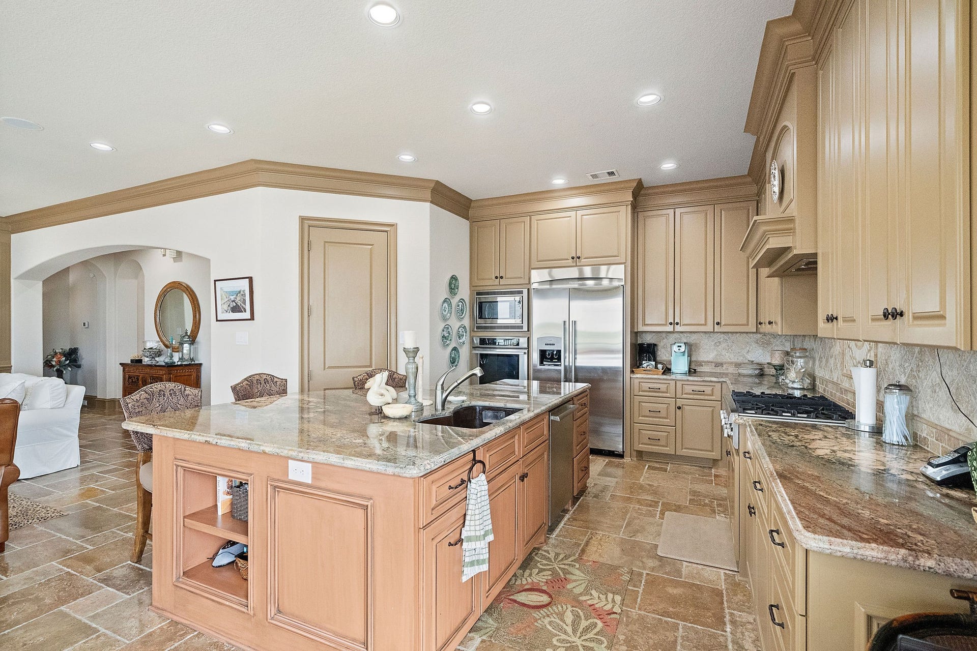 21 Loggerhead, Hitchcock, TX 77563 The island kitchen impresses with granite countertops, custom cabinets with plenty of storage and breakfast bar