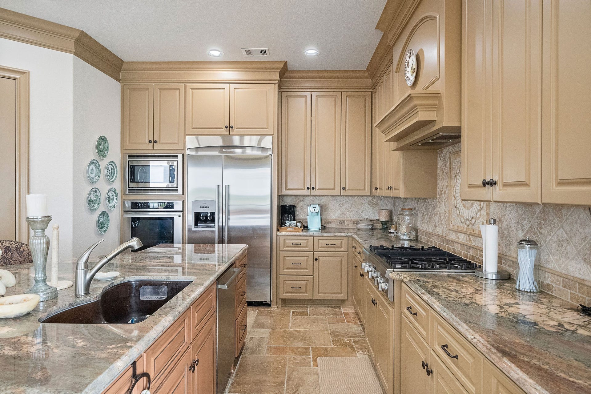 21 Loggerhead, Hitchcock, TX 77563 Designed for both beauty and function, this dream kitchen includes full-height cabinetry, stainless steel appliances, plentiful storage, and a walk-in pantry