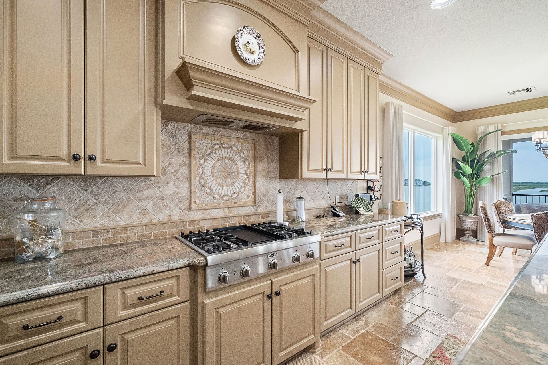 21 Loggerhead, Hitchcock, TX 77563 The gourmet kitchen showcases a gas cooktop, granite counters, and a mosaic backsplash
