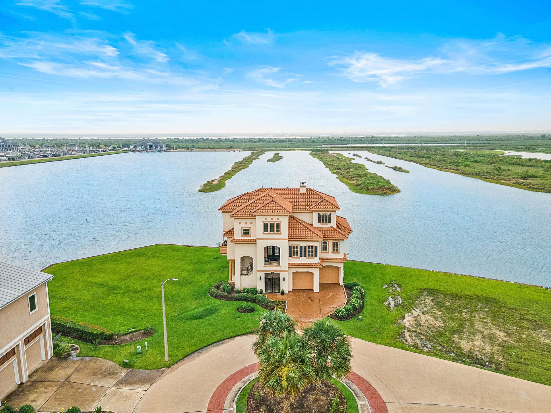 21 Loggerhead, Hitchcock, TX 77563 Look at that view! This view shows cul-de-sac location, Harborwalk Marina and Marina Channel.