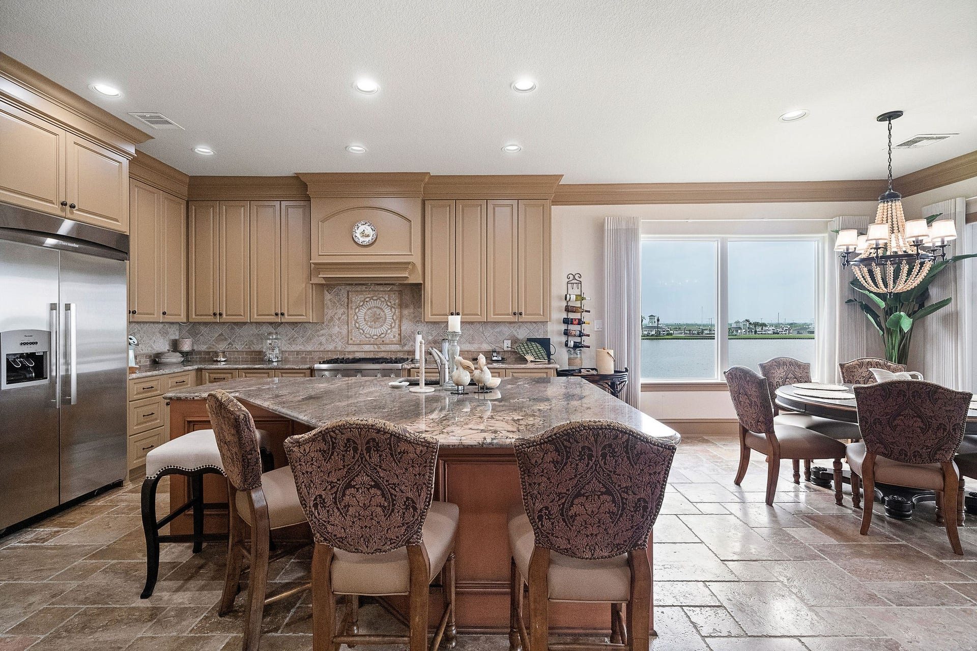21 Loggerhead, Hitchcock, TX 77563 The kitchen features a spacious breakfast bar, perfect for casual dining or entertaining guests