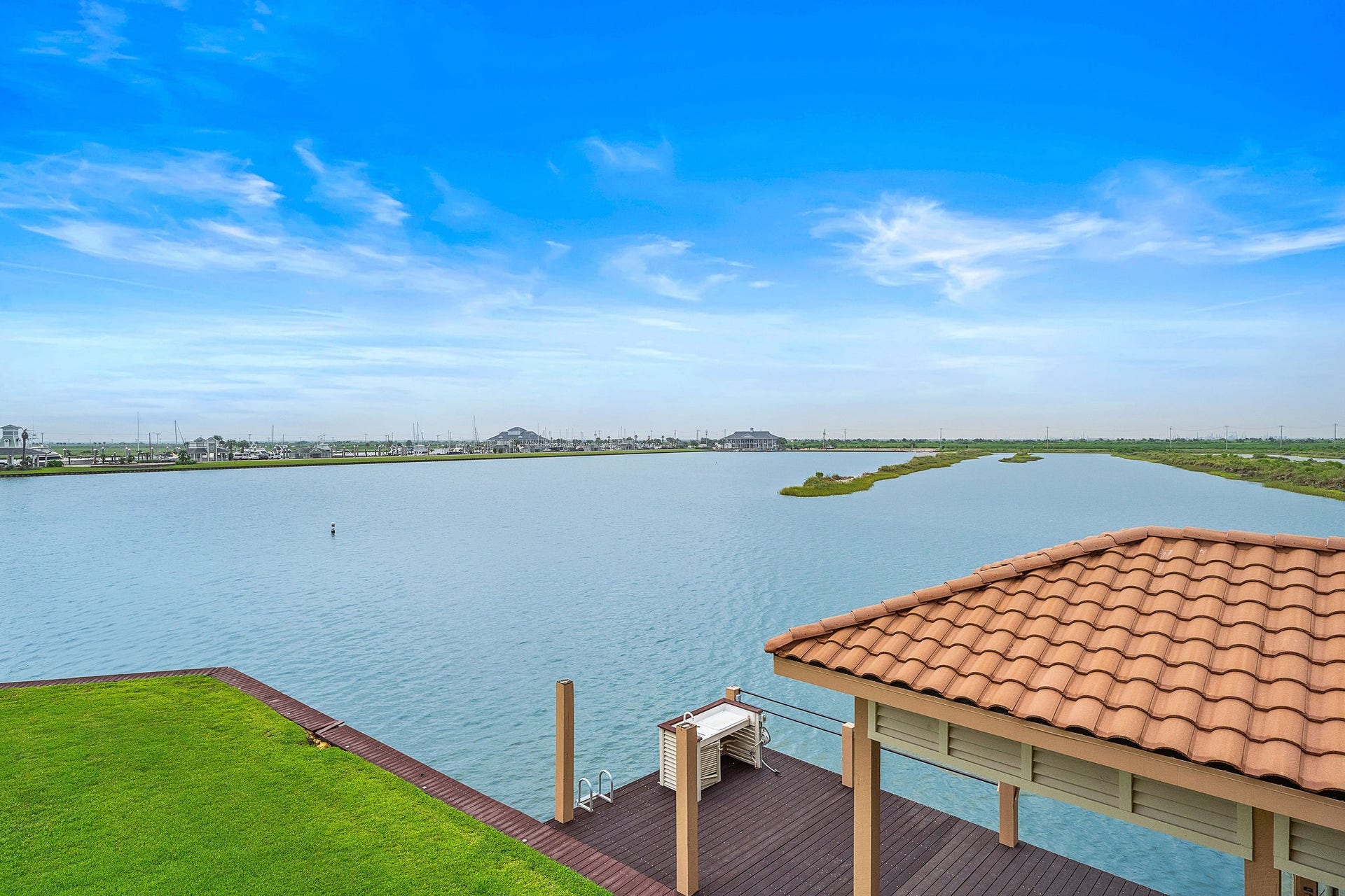 21 Loggerhead, Hitchcock, TX 77563 Incredible water views surround the home, offering stunning vistas from every corner