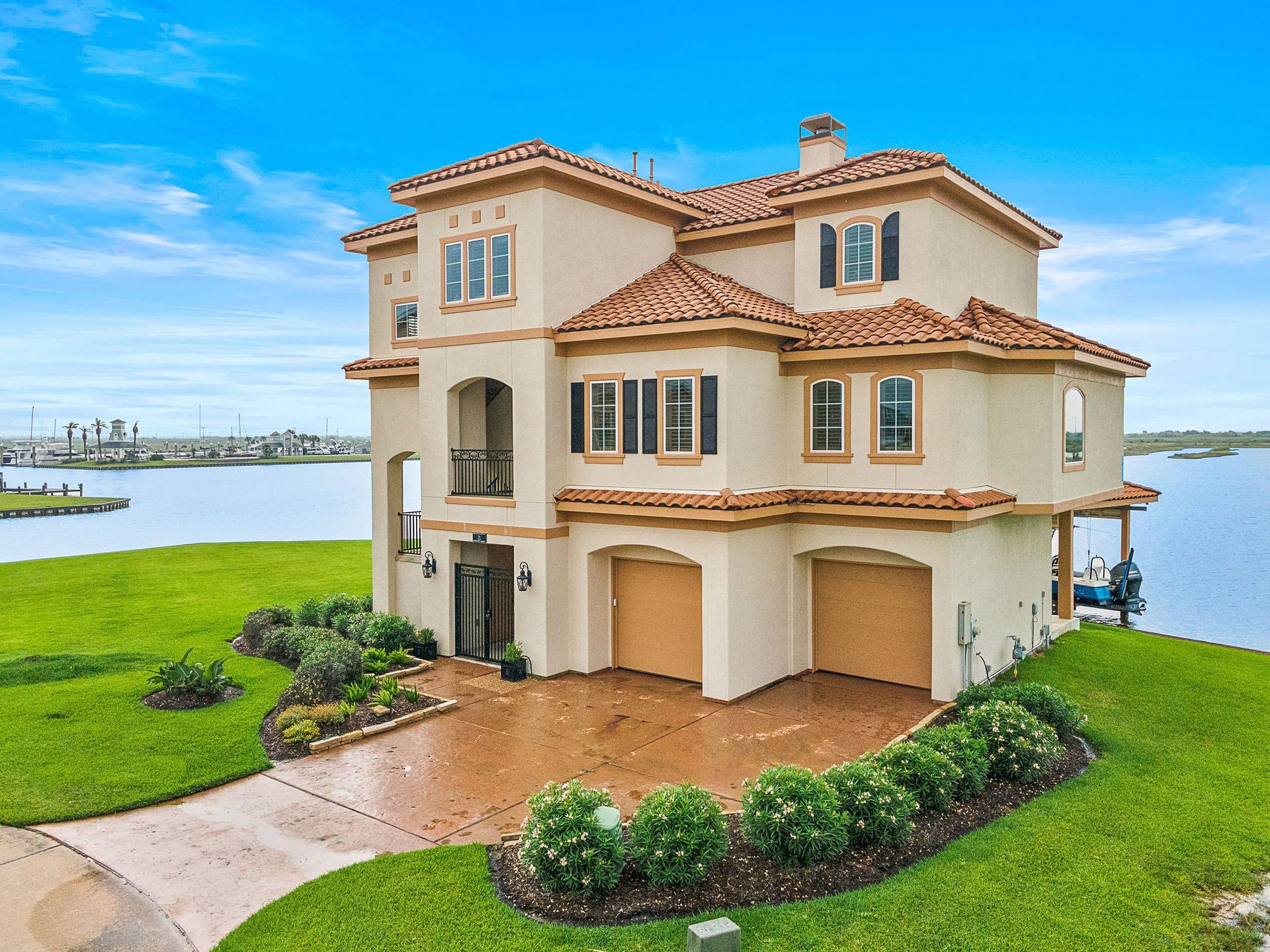 21 Loggerhead, Hitchcock, TX 77563 Experience luxury coastal living in this exquisite 4 bedroom, 3.5-bath waterfront home, perfectly positioned on the point of Loggerhead with 250' of waterfront on two lots