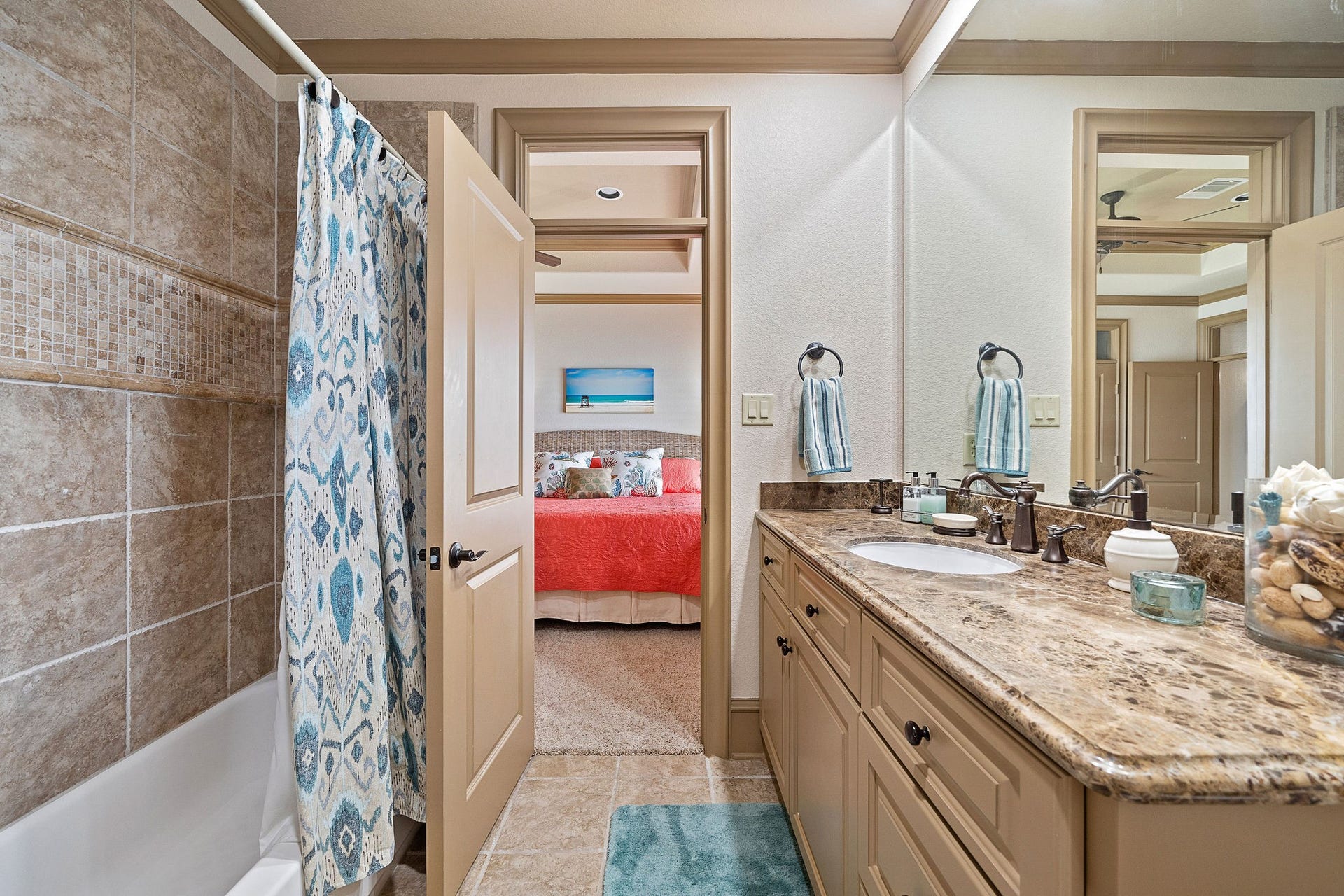 21 Loggerhead, Hitchcock, TX 77563 2nd bathroom, with access to the 2nd & 3rd bedrooms