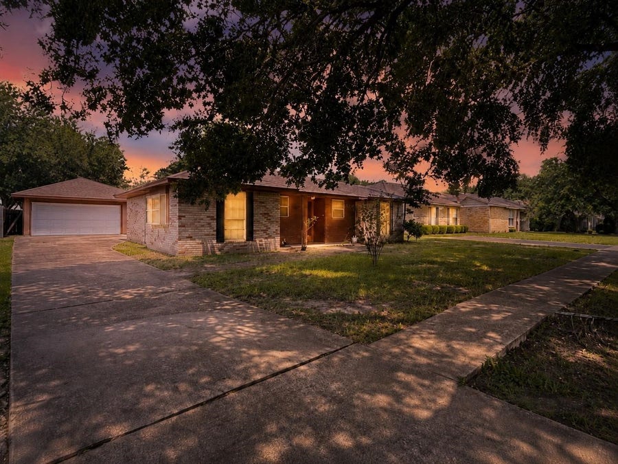 Property photo for 6902 Feather Creek Drive, Houston, TX